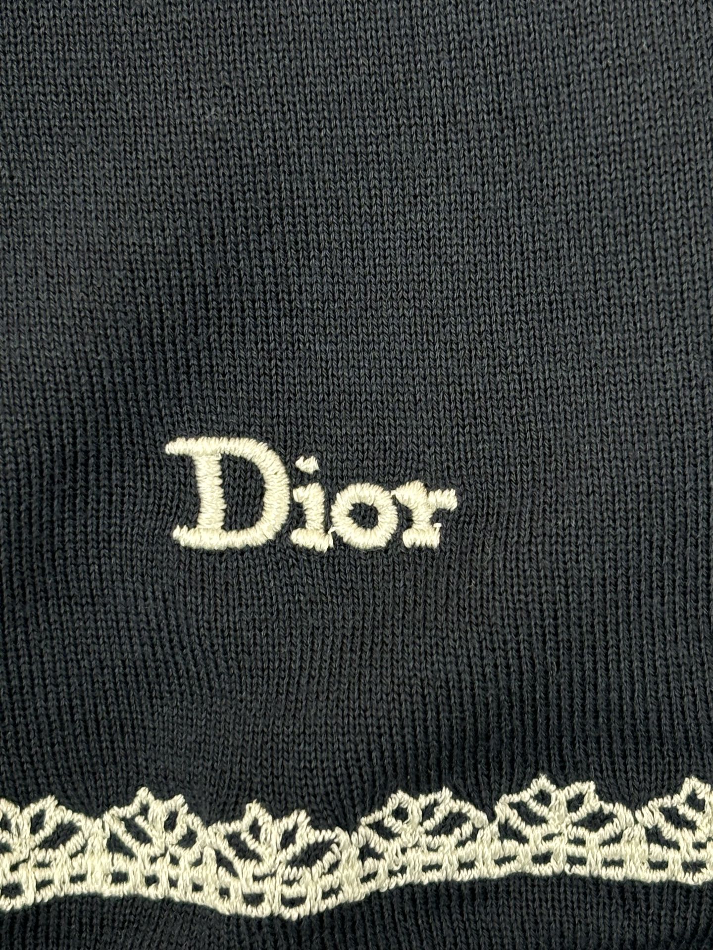 Dior 迪奥 26ss新款开衫重新诠释 Dior 优雅的 标识 采用海军蓝色桑蚕丝针织面料精心制作