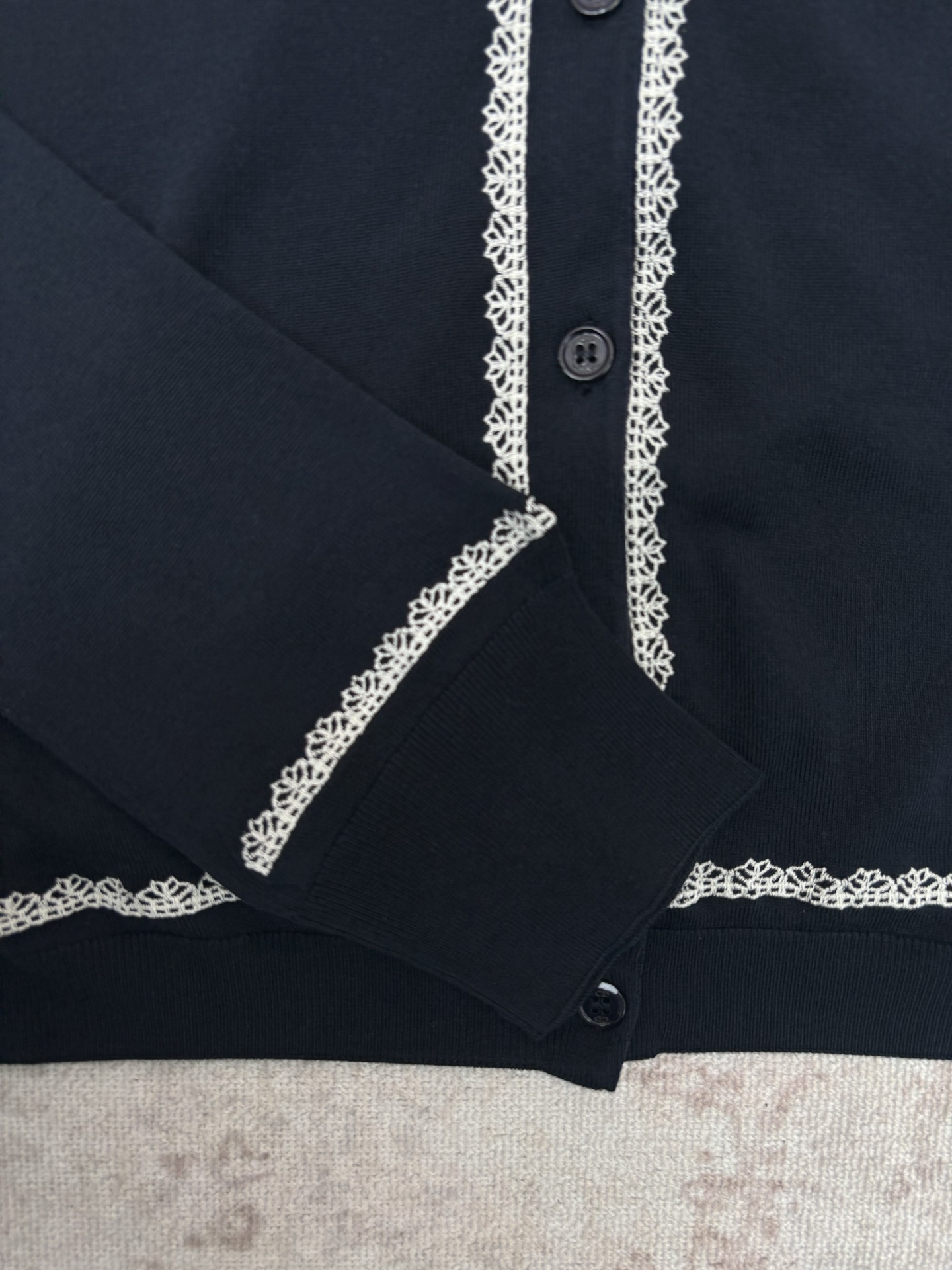 Dior 迪奥 26ss新款开衫重新诠释 Dior 优雅的 标识 采用海军蓝色桑蚕丝针织面料精心制作