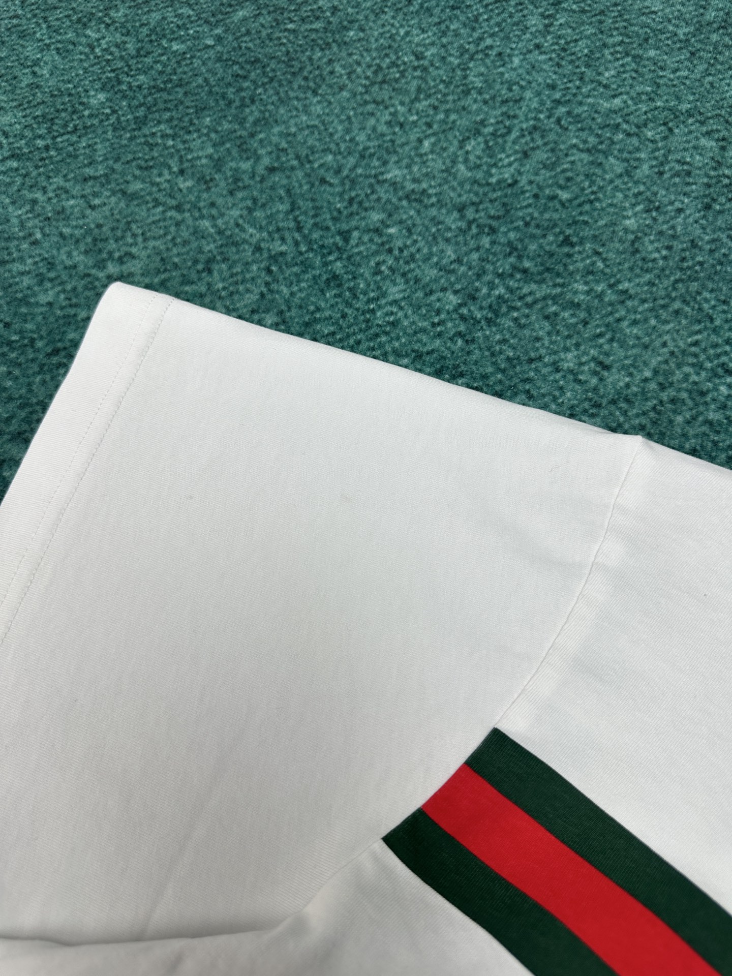 Gucci G家 25ss新款饰刺绣针织棉T恤 早春男装系列植根于Gucci典藏设计 匠心结合丰蕴传承与现代风尚