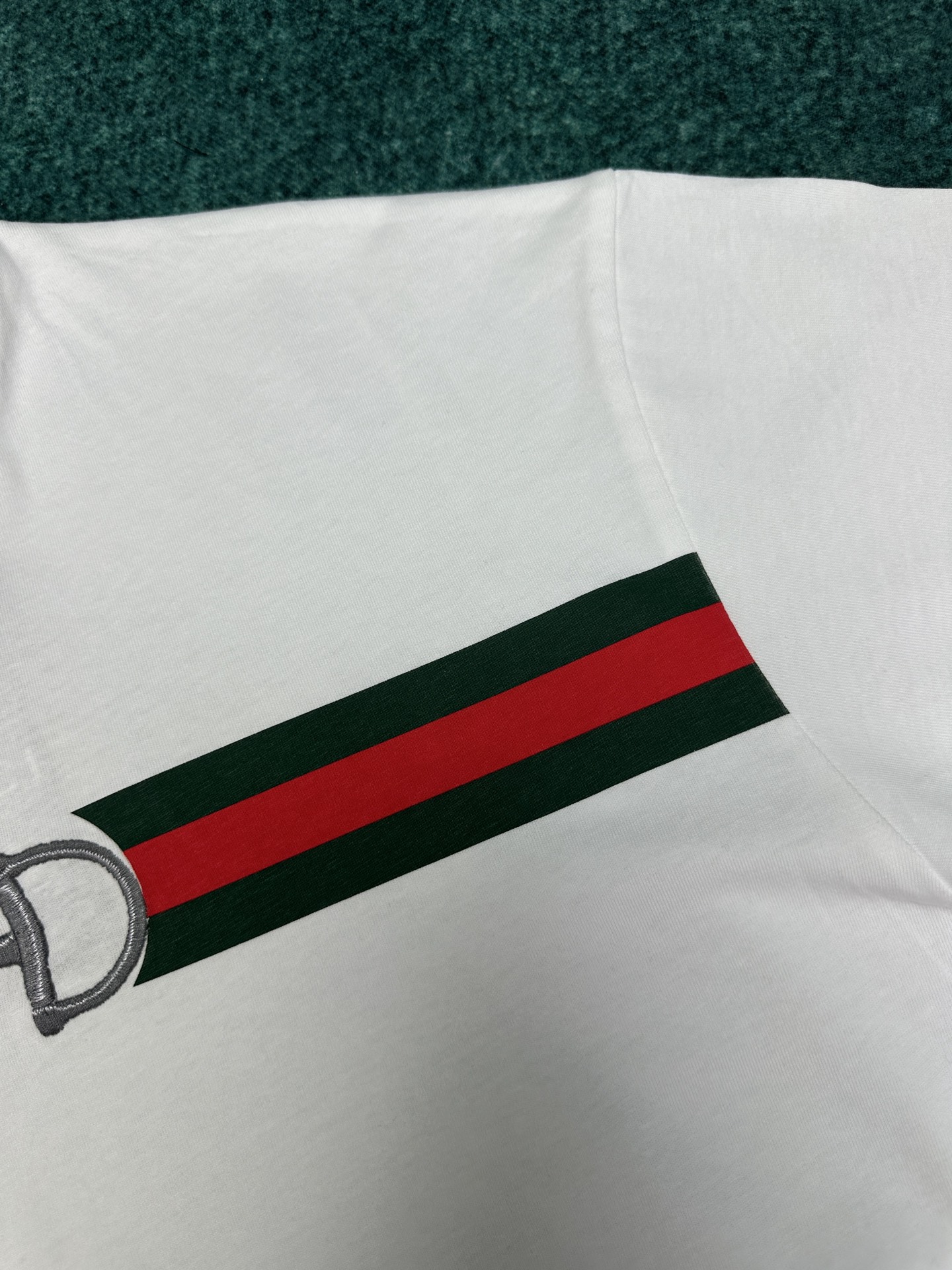 Gucci G家 25ss新款饰刺绣针织棉T恤 早春男装系列植根于Gucci典藏设计 匠心结合丰蕴传承与现代风尚