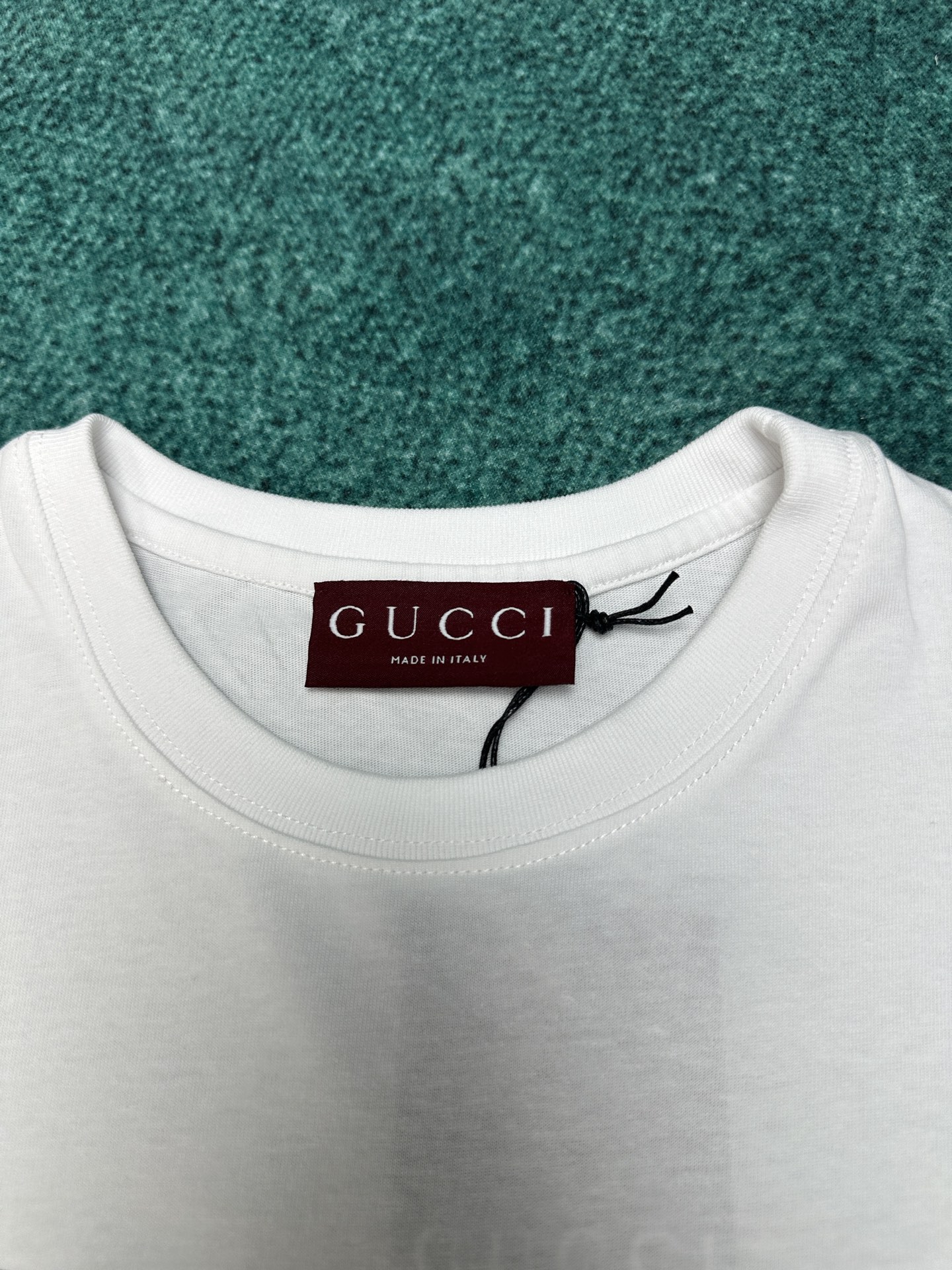 Gucci G家 25ss新款饰刺绣针织棉T恤 早春男装系列植根于Gucci典藏设计 匠心结合丰蕴传承与现代风尚