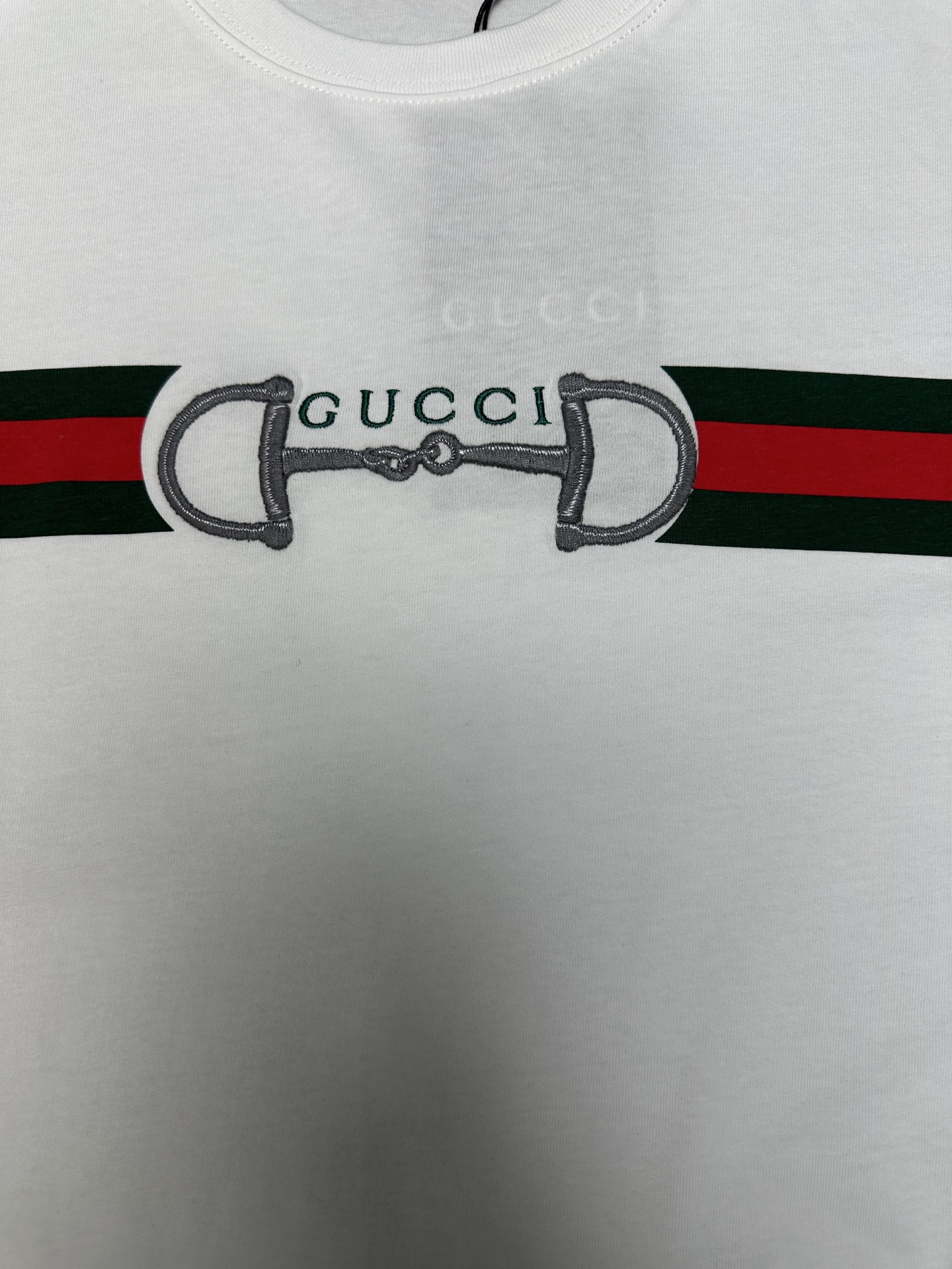 Gucci G家 25ss新款饰刺绣针织棉T恤 早春男装系列植根于Gucci典藏设计 匠心结合丰蕴传承与现代风尚