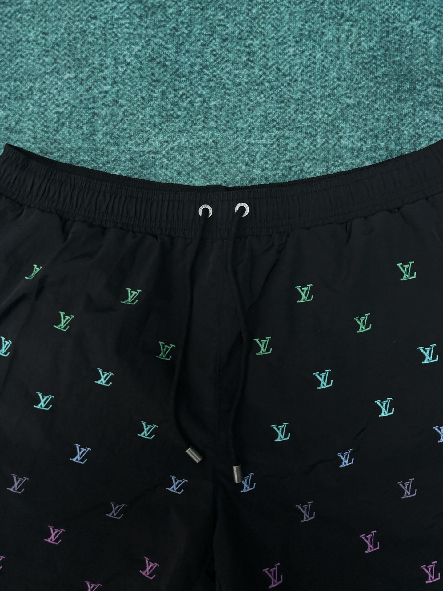 Louis Vuitton 驴家 26ss新款 男士春季胶囊系列 Blason渐变刺绣侧袋沙滩网格内衬 牛仔短裤 男款 海军蓝色