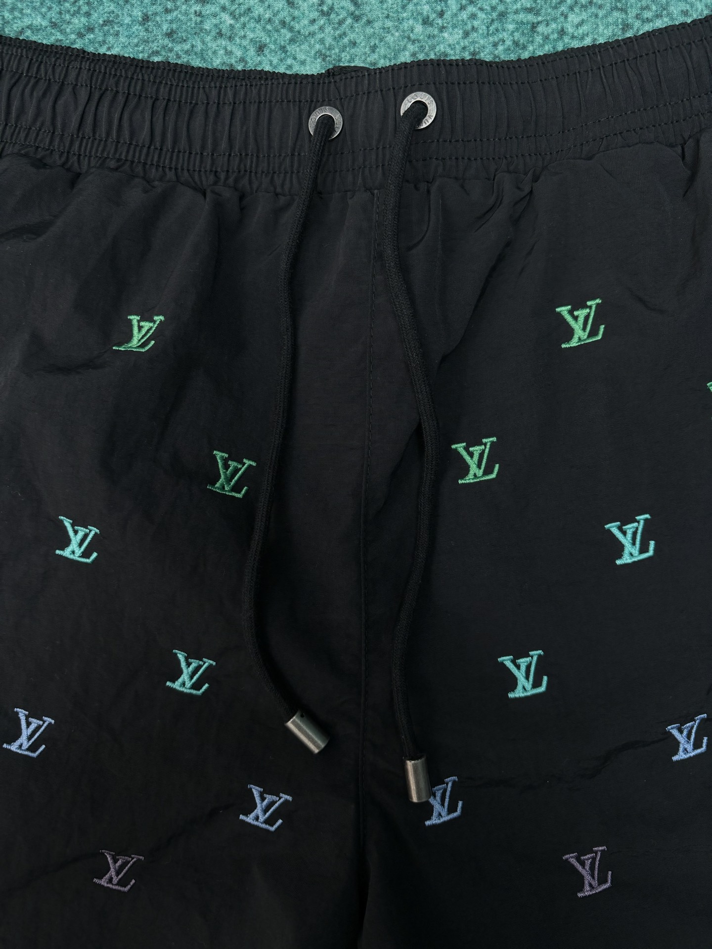 Louis Vuitton 驴家 26ss新款 男士春季胶囊系列 Blason渐变刺绣侧袋沙滩网格内衬 牛仔短裤 男款 海军蓝色