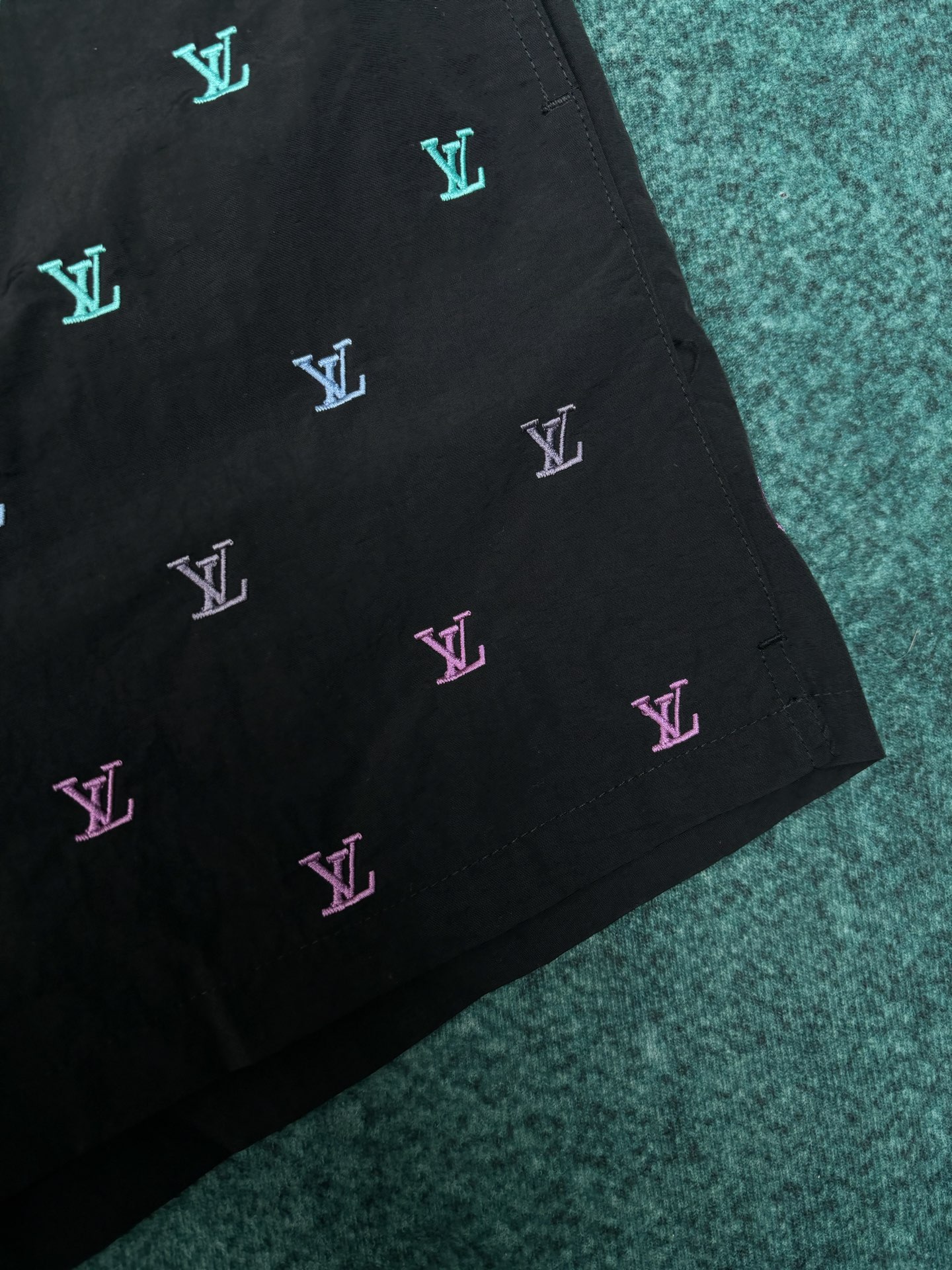 Louis Vuitton 驴家 26ss新款 男士春季胶囊系列 Blason渐变刺绣侧袋沙滩网格内衬 牛仔短裤 男款 海军蓝色