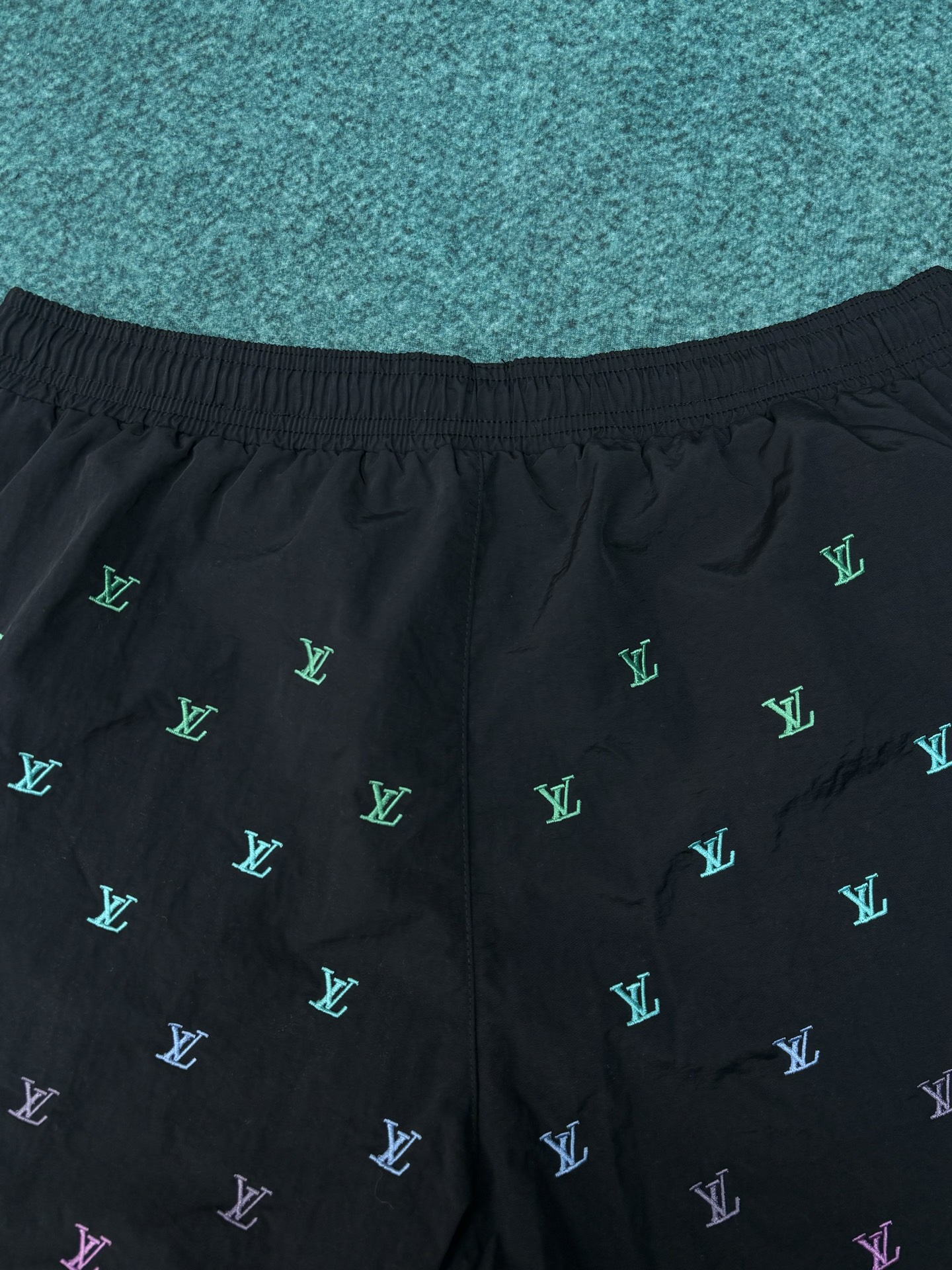 Louis Vuitton 驴家 26ss新款 男士春季胶囊系列 Blason渐变刺绣侧袋沙滩网格内衬 牛仔短裤 男款 海军蓝色