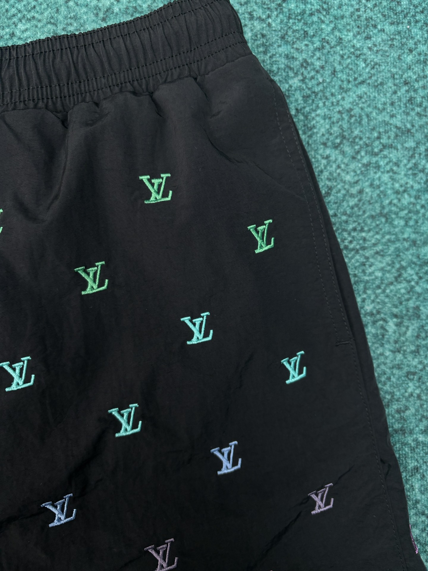 Louis Vuitton 驴家 26ss新款 男士春季胶囊系列 Blason渐变刺绣侧袋沙滩网格内衬 牛仔短裤 男款 海军蓝色