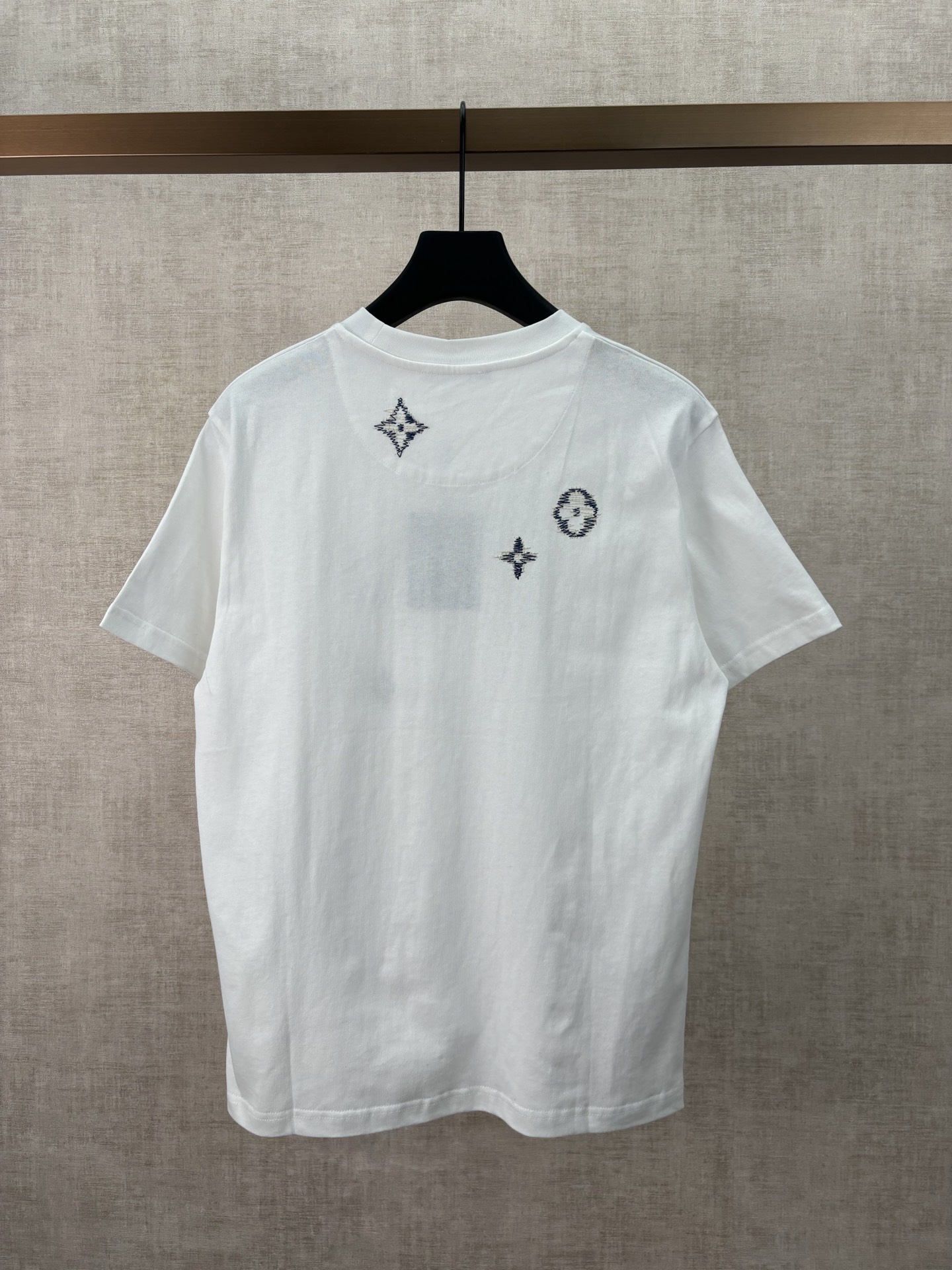 Louis Vuitton 驴家 26ss新款 刺绣圆领短袖T恤 采用12支重磅精梳纯棉平纹面料织造 克重230g