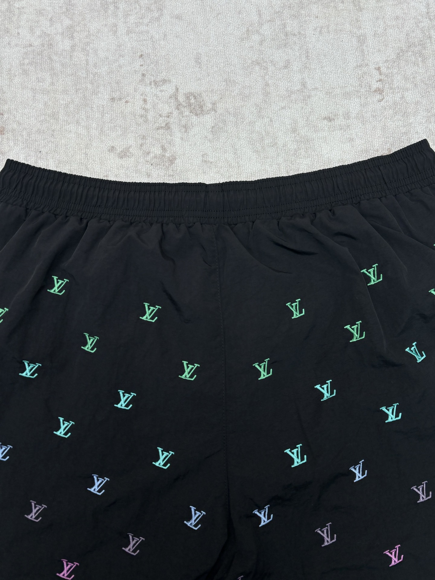 Louis Vuitton 驴家 26ss新款 男士春季胶囊系列 Blason渐变刺绣侧袋沙滩网格内衬 牛仔短裤 男款 海军蓝色