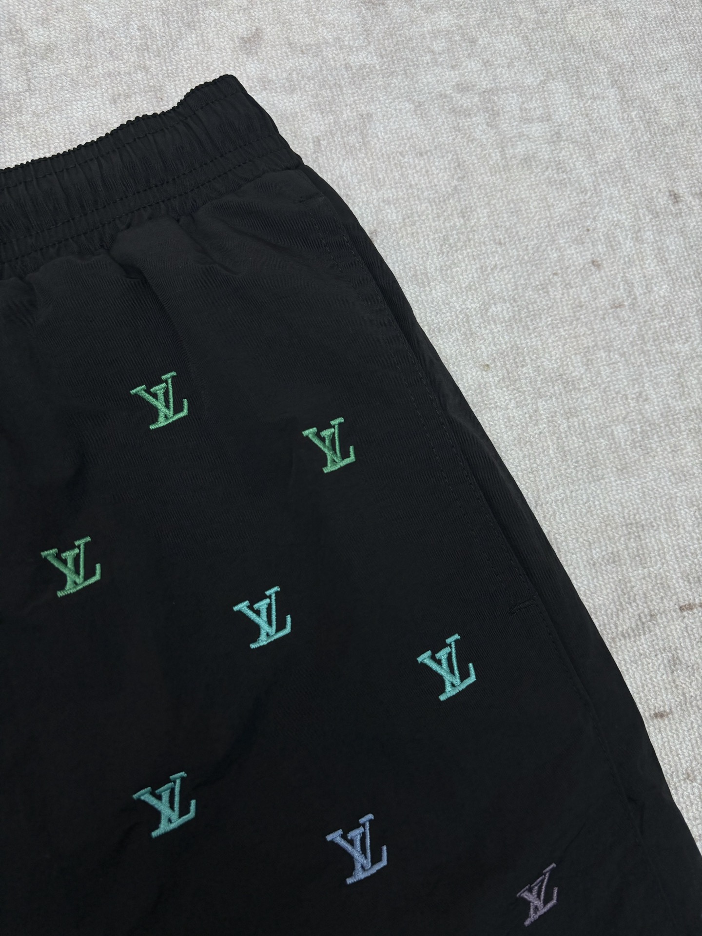 Louis Vuitton 驴家 26ss新款 男士春季胶囊系列 Blason渐变刺绣侧袋沙滩网格内衬 牛仔短裤 男款 海军蓝色