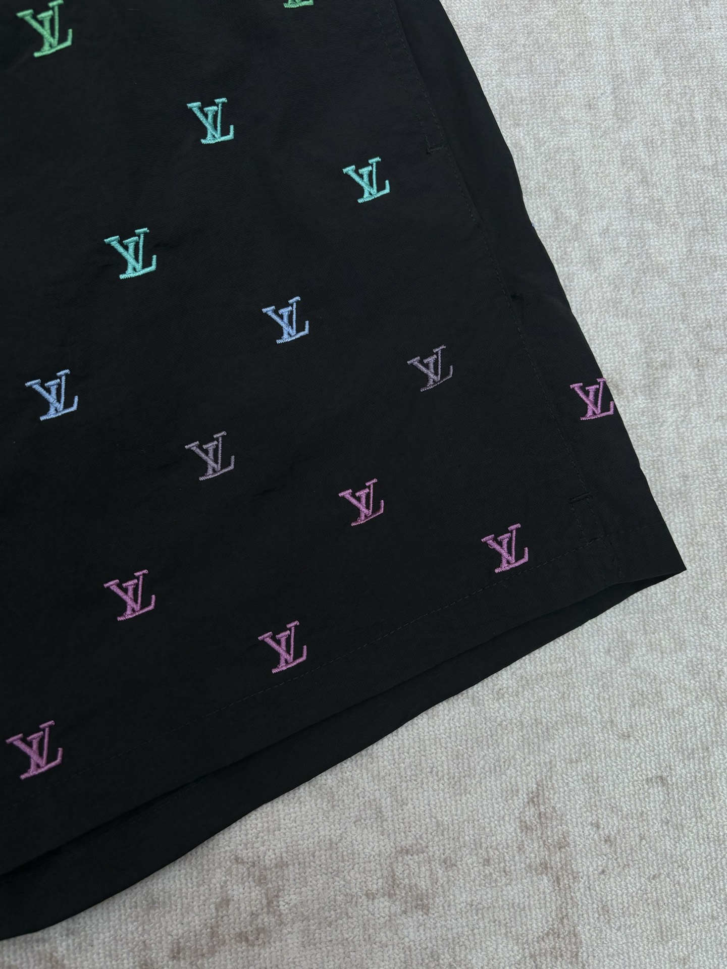 Louis Vuitton 驴家 26ss新款 男士春季胶囊系列 Blason渐变刺绣侧袋沙滩网格内衬 牛仔短裤 男款 海军蓝色
