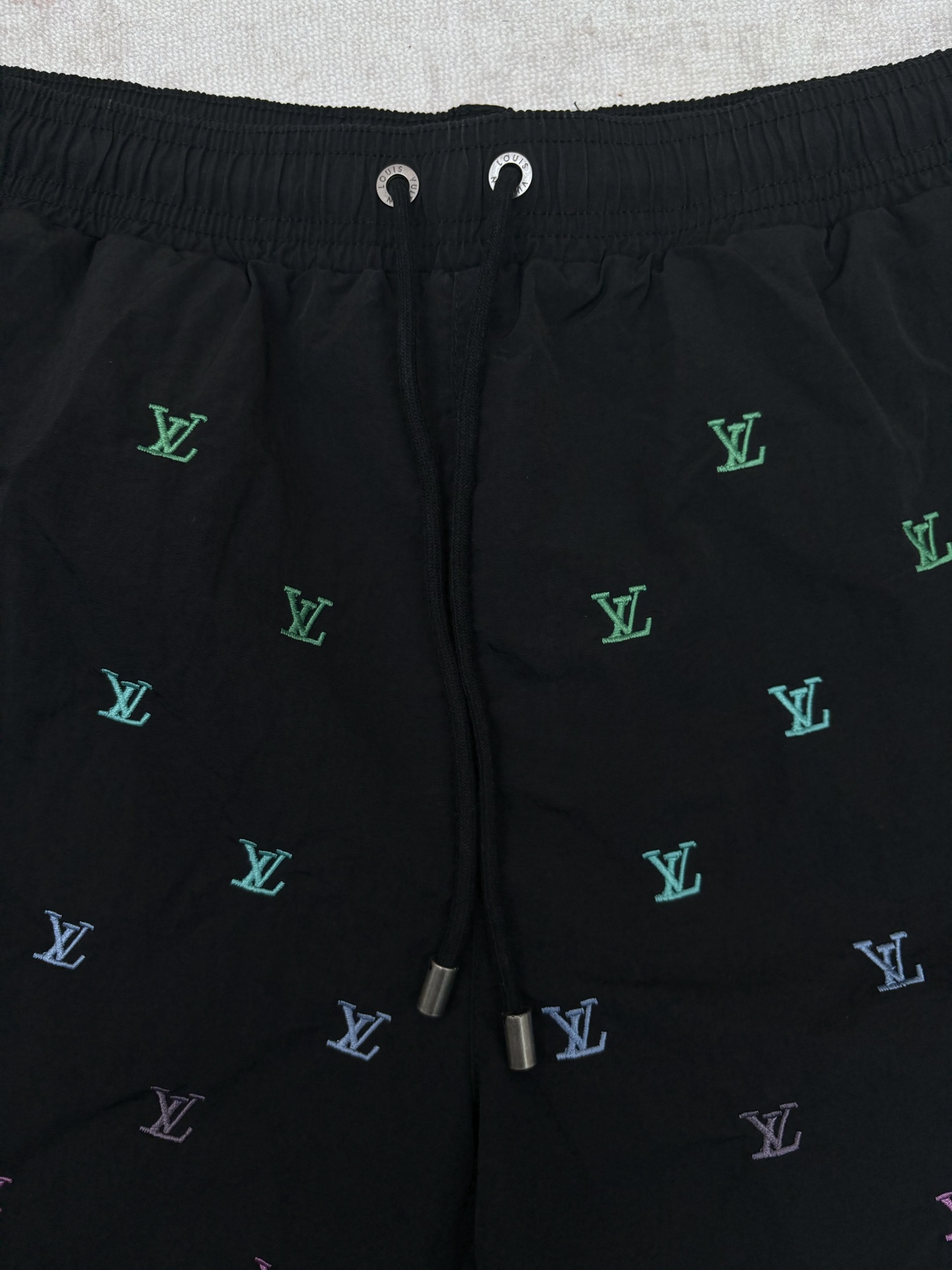 Louis Vuitton 驴家 26ss新款 男士春季胶囊系列 Blason渐变刺绣侧袋沙滩网格内衬 牛仔短裤 男款 海军蓝色