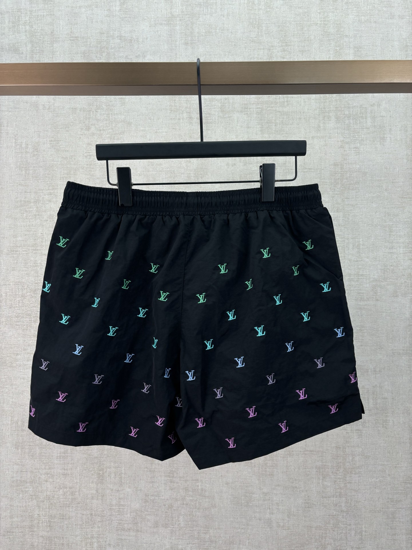 Louis Vuitton 驴家 26ss新款 男士春季胶囊系列 Blason渐变刺绣侧袋沙滩网格内衬 牛仔短裤 男款 海军蓝色