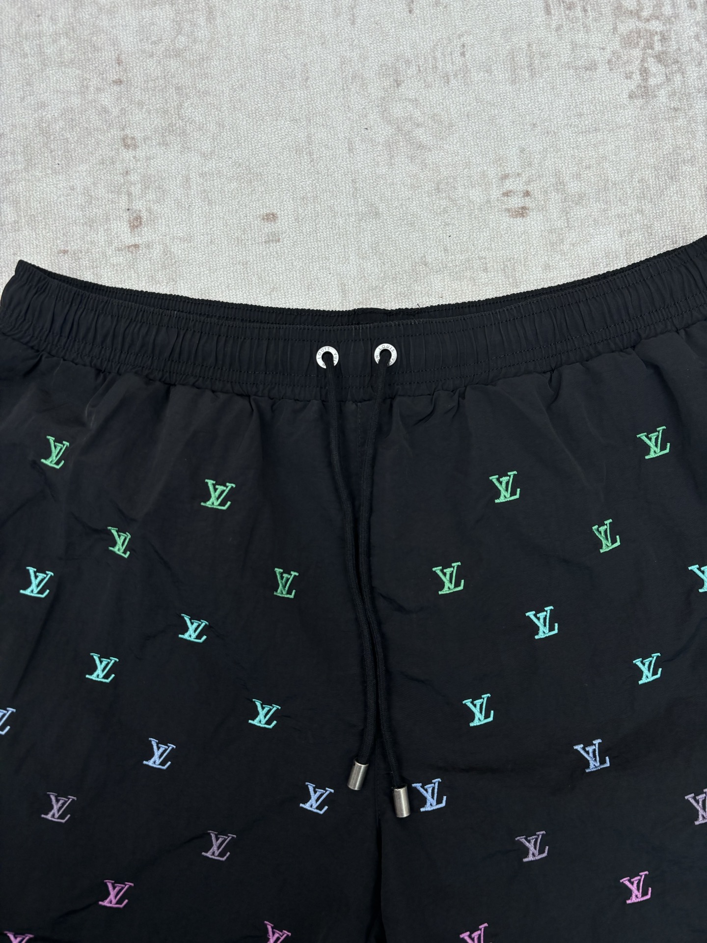 Louis Vuitton 驴家 26ss新款 男士春季胶囊系列 Blason渐变刺绣侧袋沙滩网格内衬 牛仔短裤 男款 海军蓝色