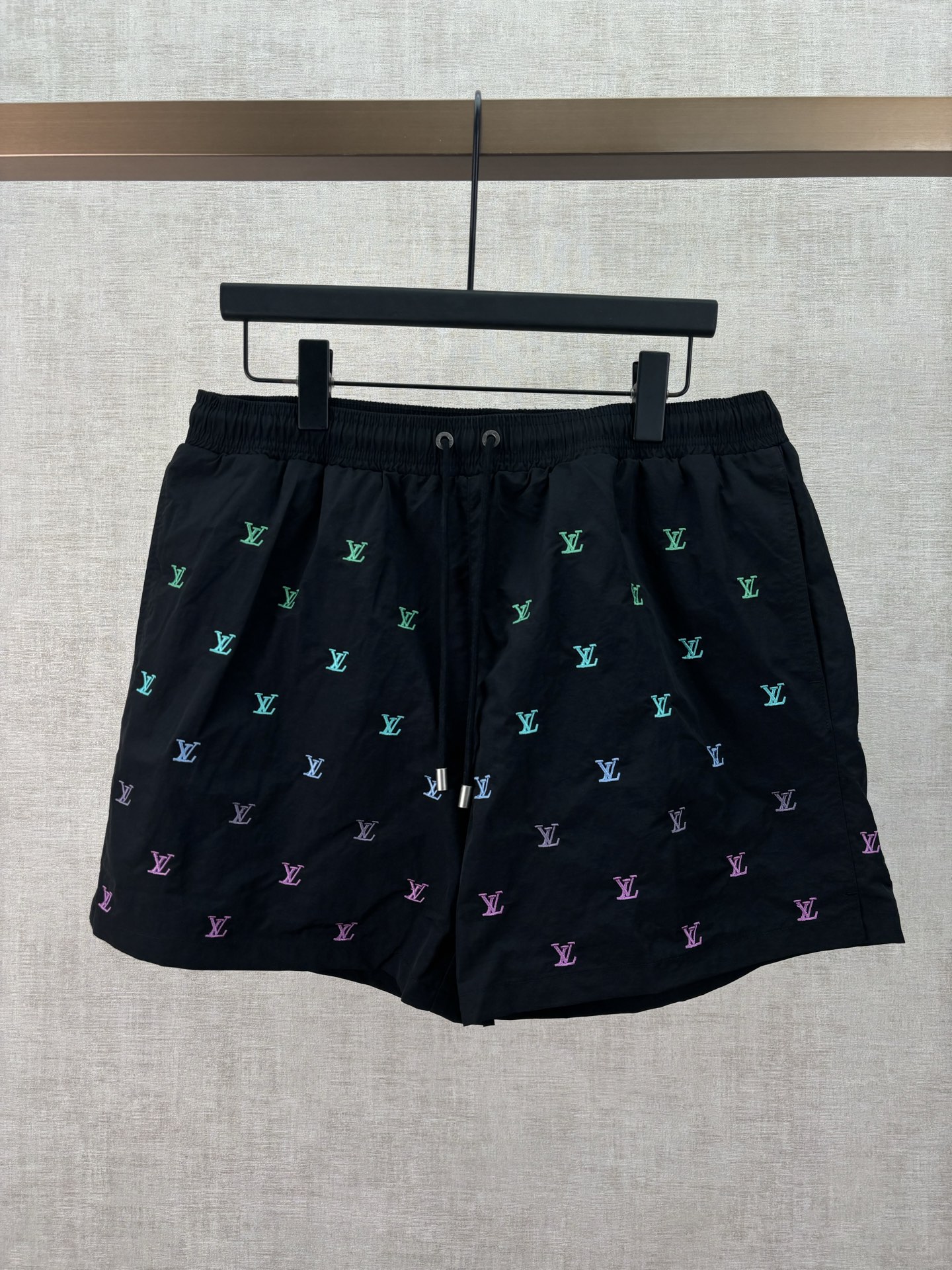 Louis Vuitton 驴家 26ss新款 男士春季胶囊系列 Blason渐变刺绣侧袋沙滩网格内衬 牛仔短裤 男款 海军蓝色