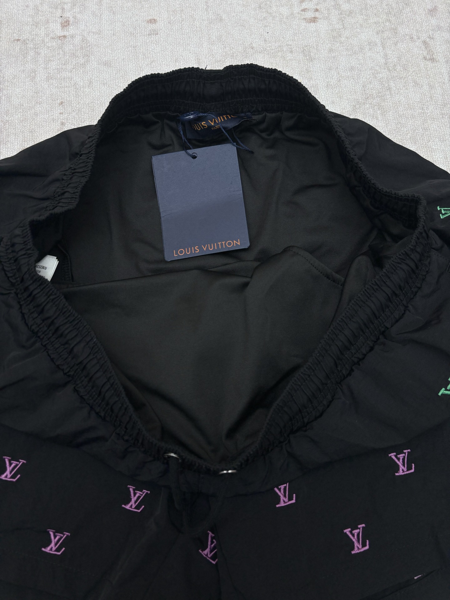 Louis Vuitton 驴家 26ss新款 男士春季胶囊系列 Blason渐变刺绣侧袋沙滩网格内衬 牛仔短裤 男款 海军蓝色