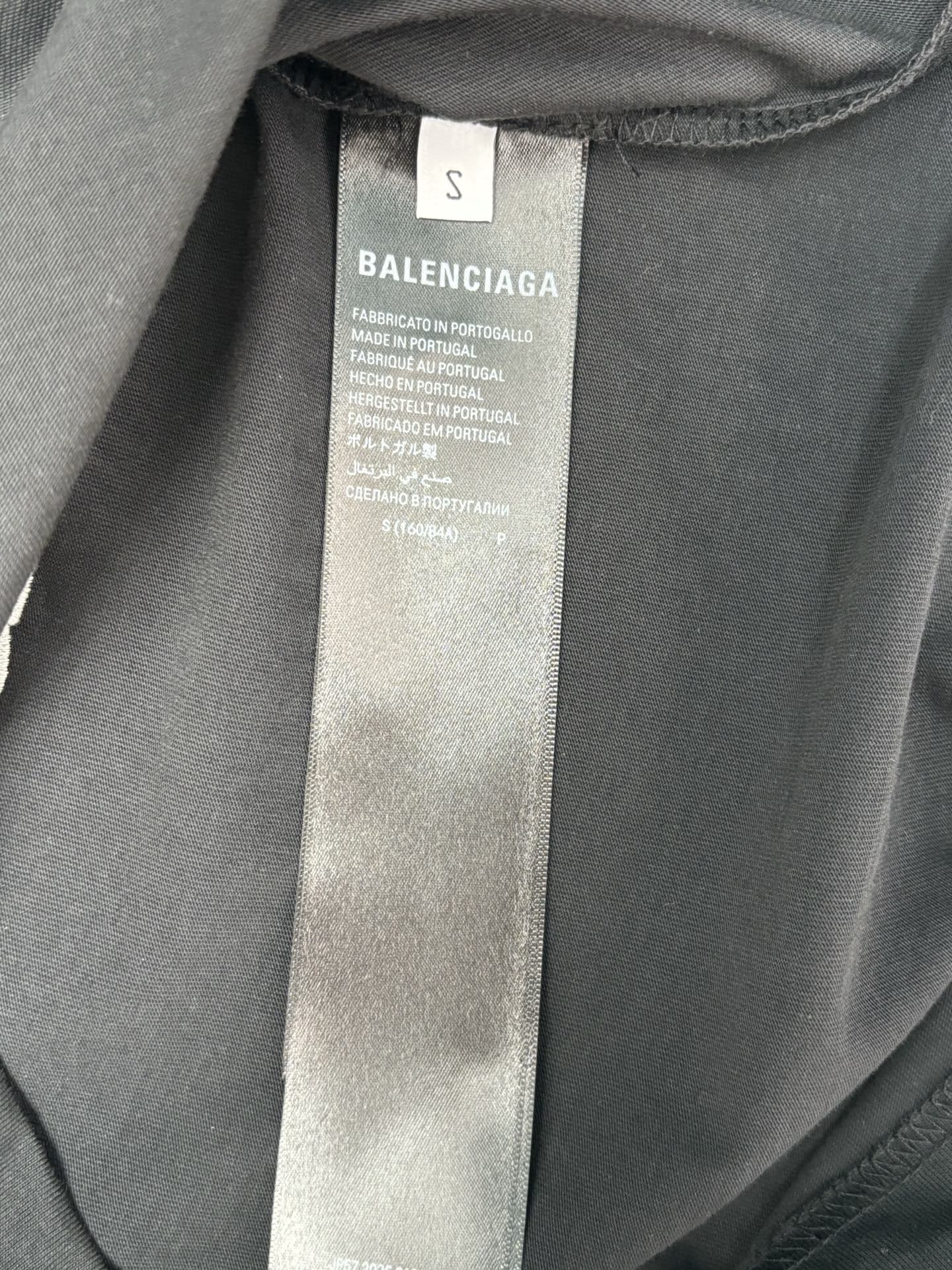 Balenciaga 巴黎世家 26ss新款 V领套头落肩短袖足球 T恤 超宽松版型 男款