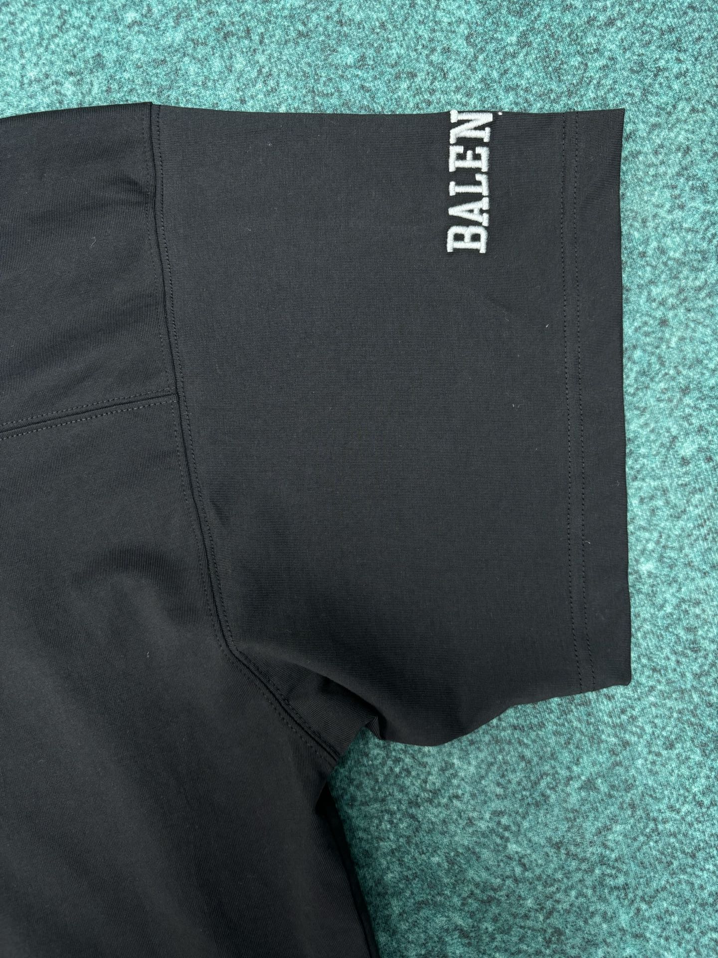 Balenciaga 巴黎世家 26ss新款 V领套头落肩短袖足球 T恤 超宽松版型 男款