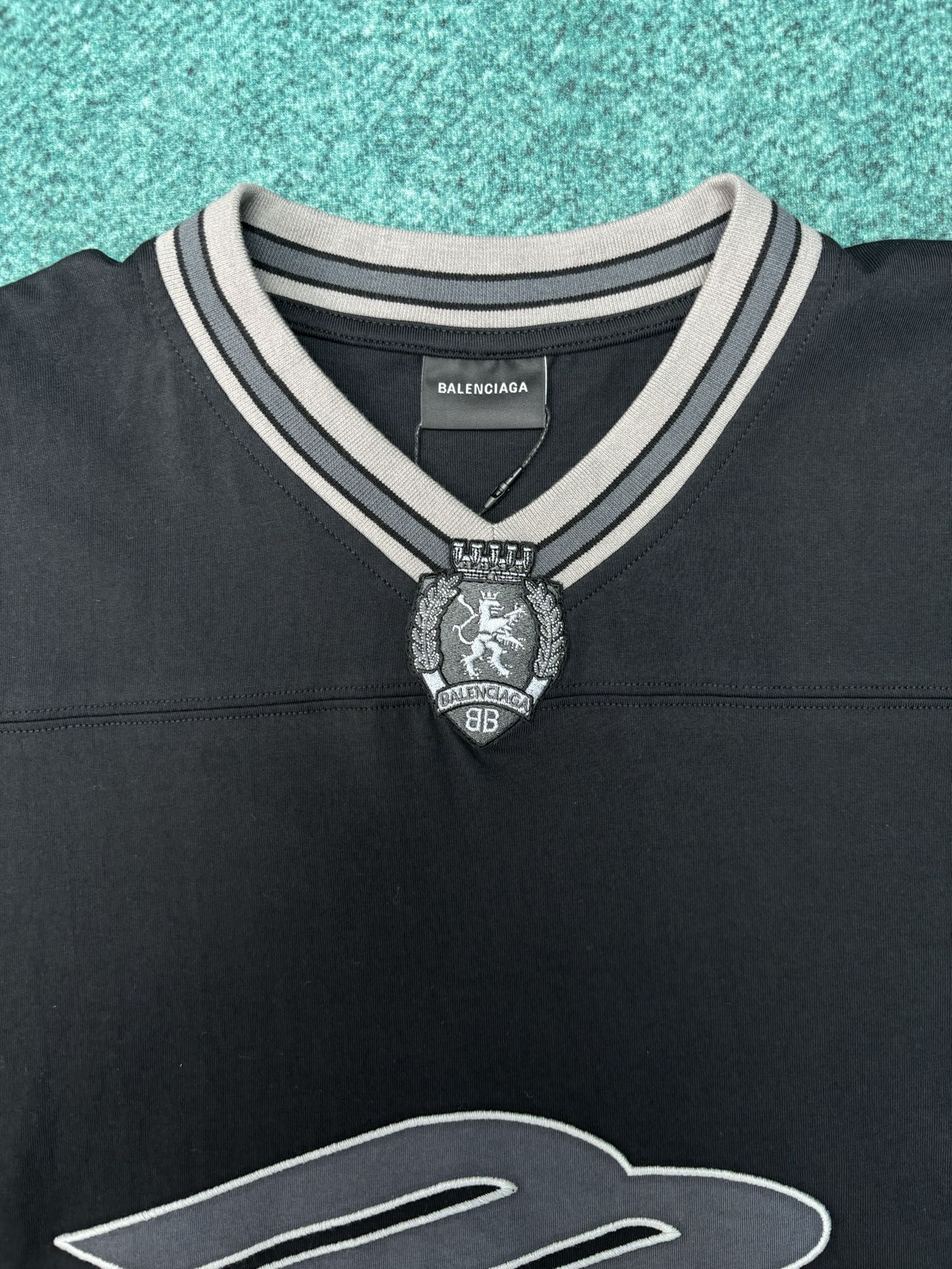 Balenciaga 巴黎世家 26ss新款 V领套头落肩短袖足球 T恤 超宽松版型 男款
