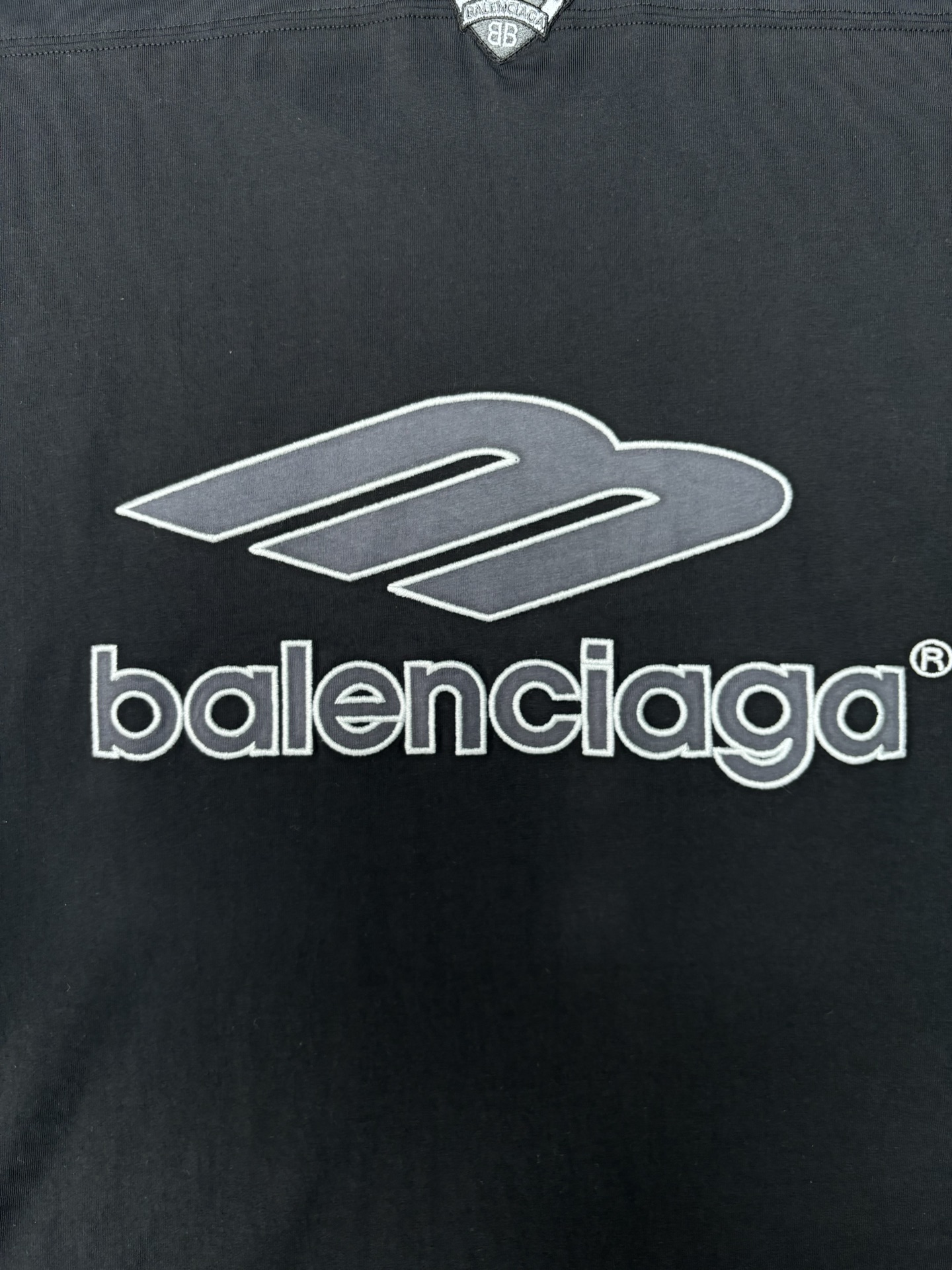 Balenciaga 巴黎世家 26ss新款 V领套头落肩短袖足球 T恤 超宽松版型 男款