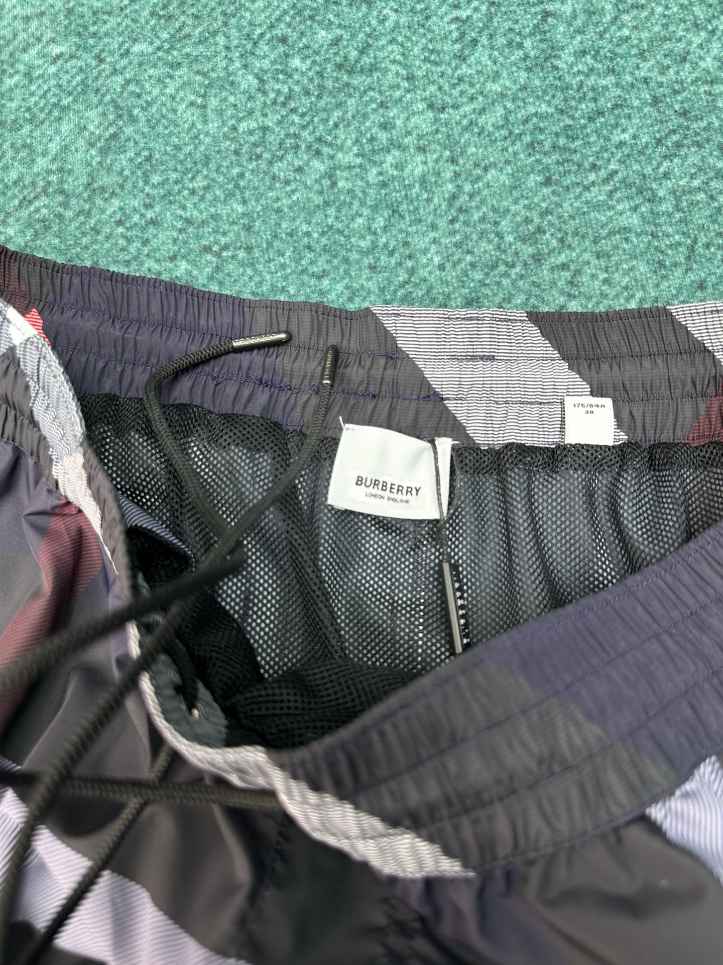 Burberry 巴宝莉 26ss 新款抽绳式游泳裤，装饰精纺 Burberry 格纹。呈现休闲版型，搭配网眼内衬