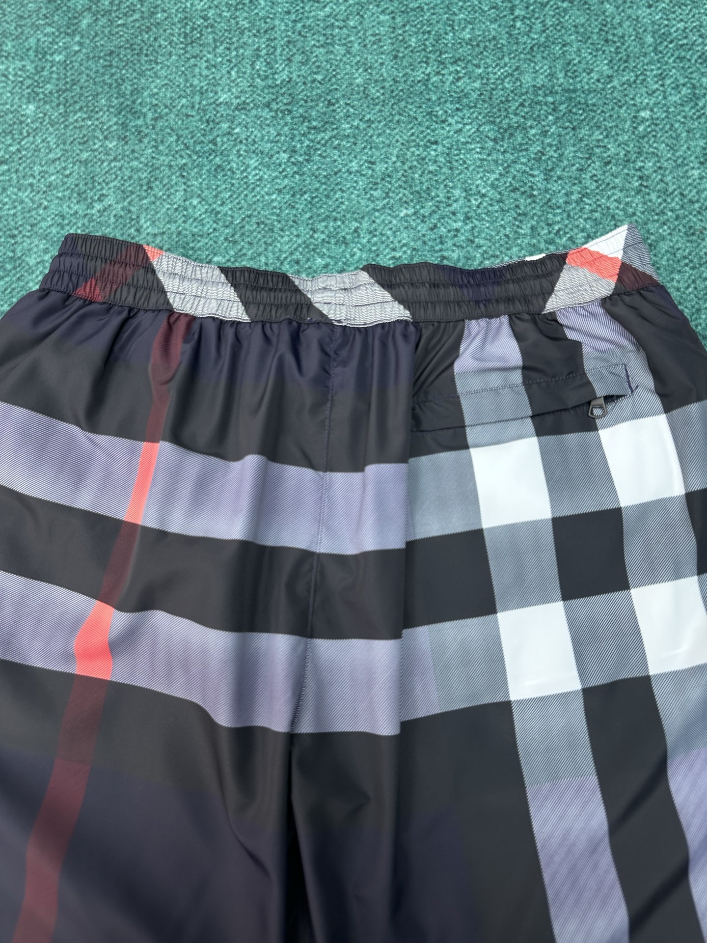 Burberry 巴宝莉 26ss 新款抽绳式游泳裤，装饰精纺 Burberry 格纹。呈现休闲版型，搭配网眼内衬