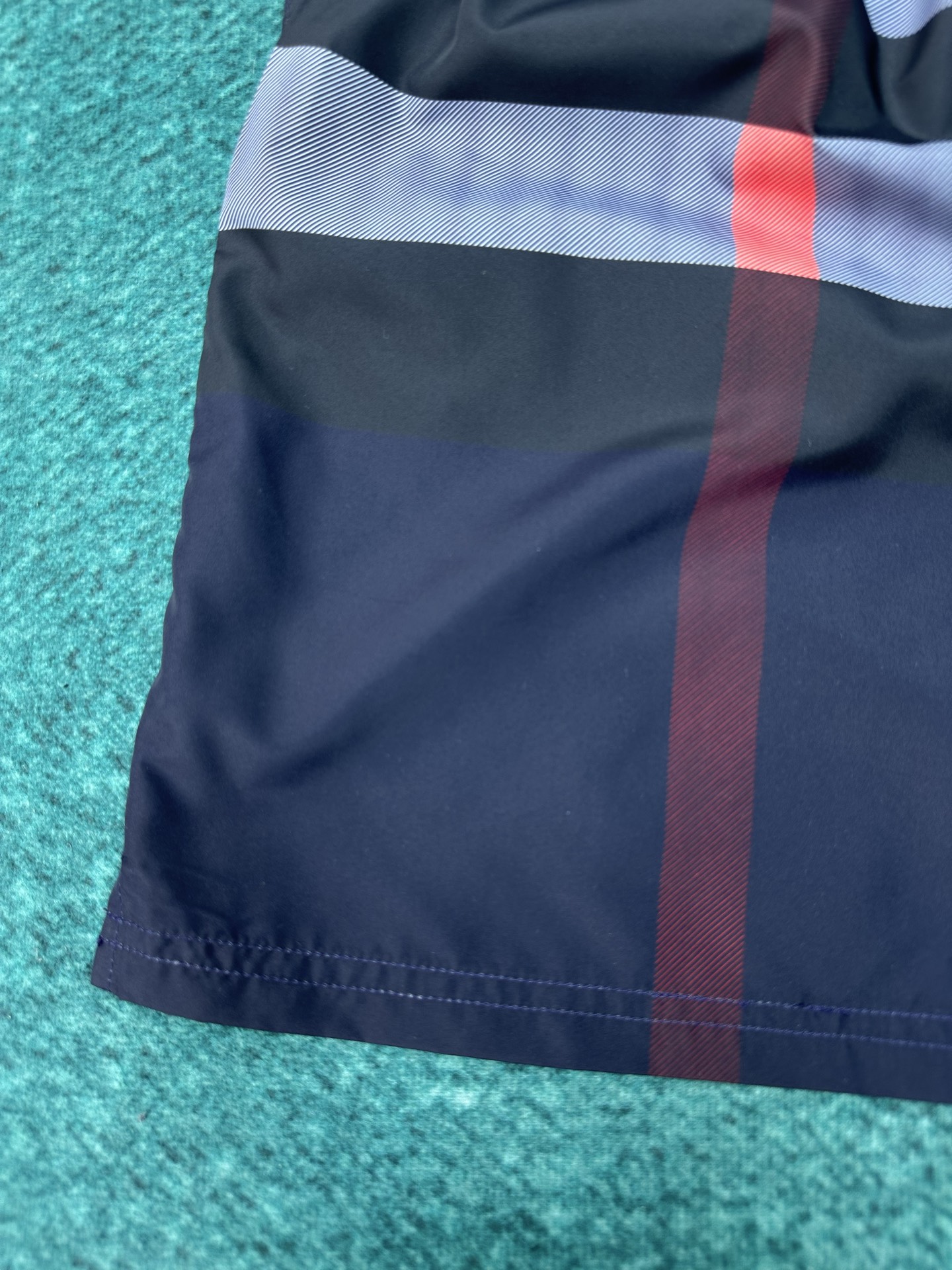 Burberry 巴宝莉 26ss 新款抽绳式游泳裤，装饰精纺 Burberry 格纹。呈现休闲版型，搭配网眼内衬
