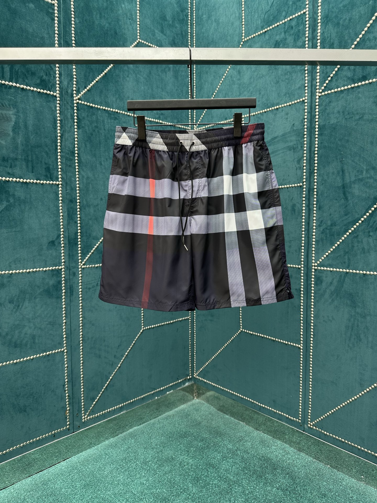 Burberry 巴宝莉 26ss 新款抽绳式游泳裤，装饰精纺 Burberry 格纹。呈现休闲版型，搭配网眼内衬