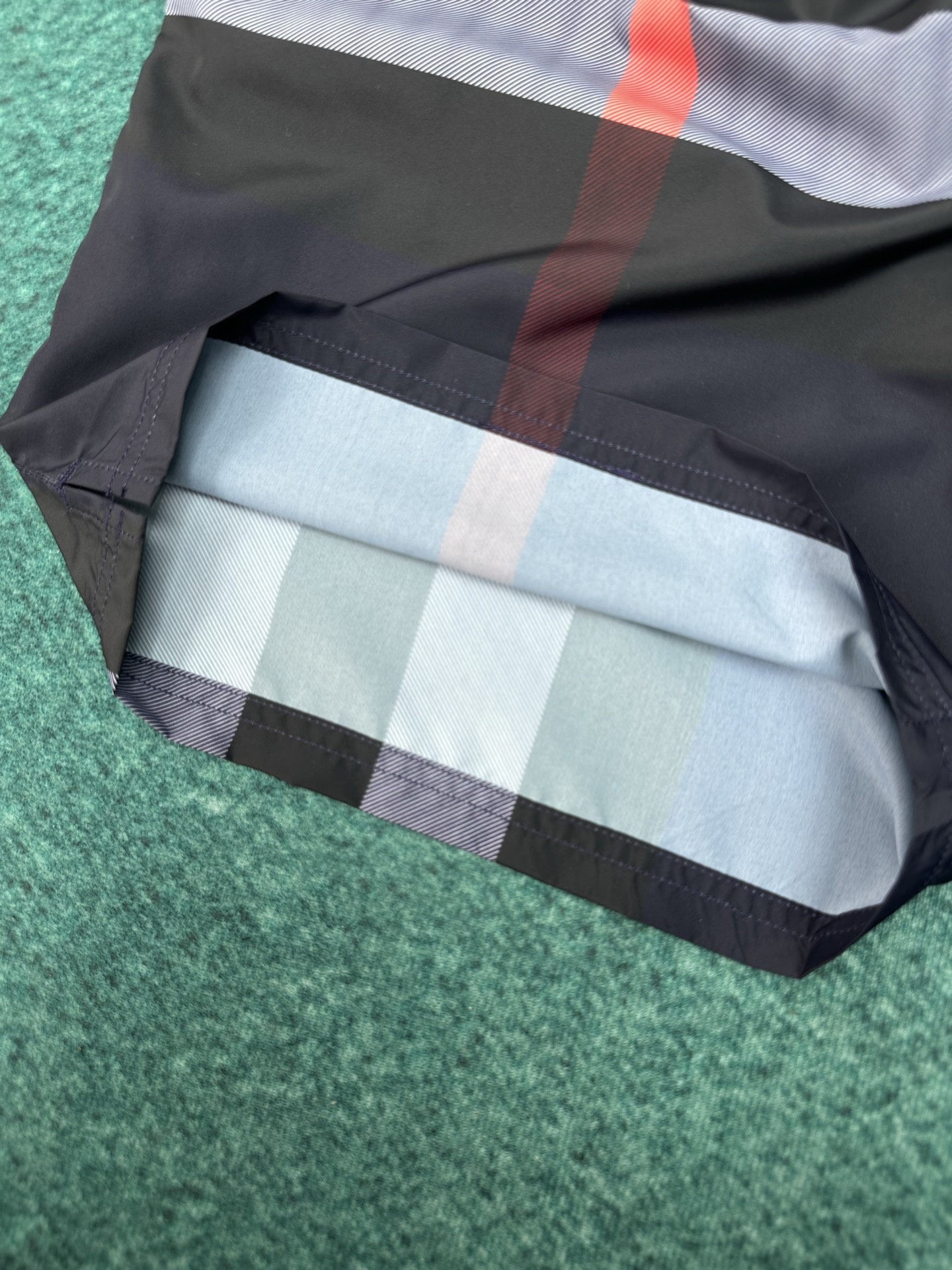 Burberry 巴宝莉 26ss 新款抽绳式游泳裤，装饰精纺 Burberry 格纹。呈现休闲版型，搭配网眼内衬