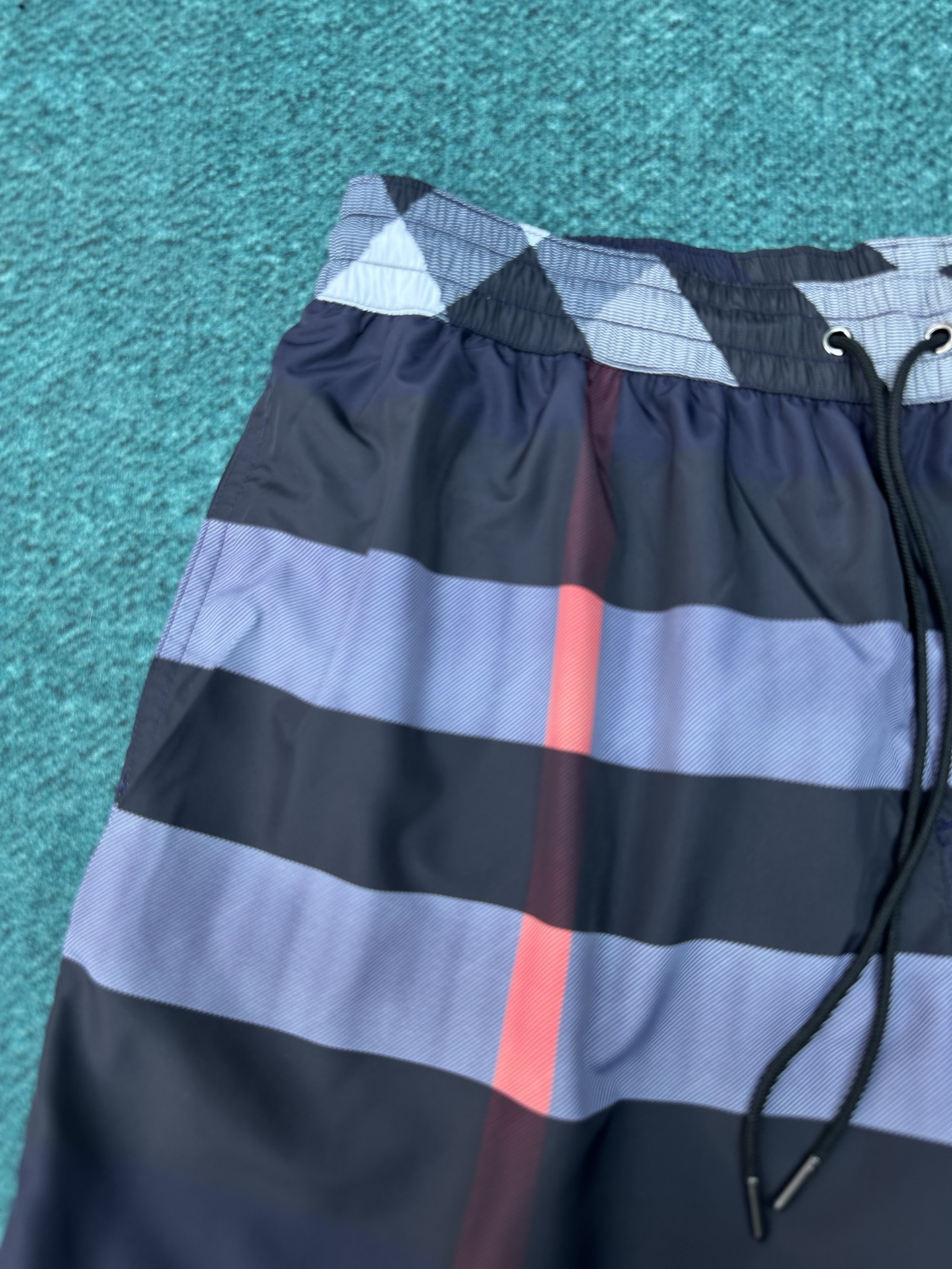 Burberry 巴宝莉 26ss 新款抽绳式游泳裤，装饰精纺 Burberry 格纹。呈现休闲版型，搭配网眼内衬