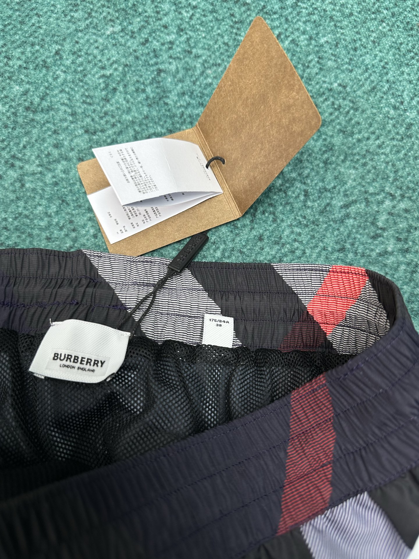 Burberry 巴宝莉 26ss 新款抽绳式游泳裤，装饰精纺 Burberry 格纹。呈现休闲版型，搭配网眼内衬