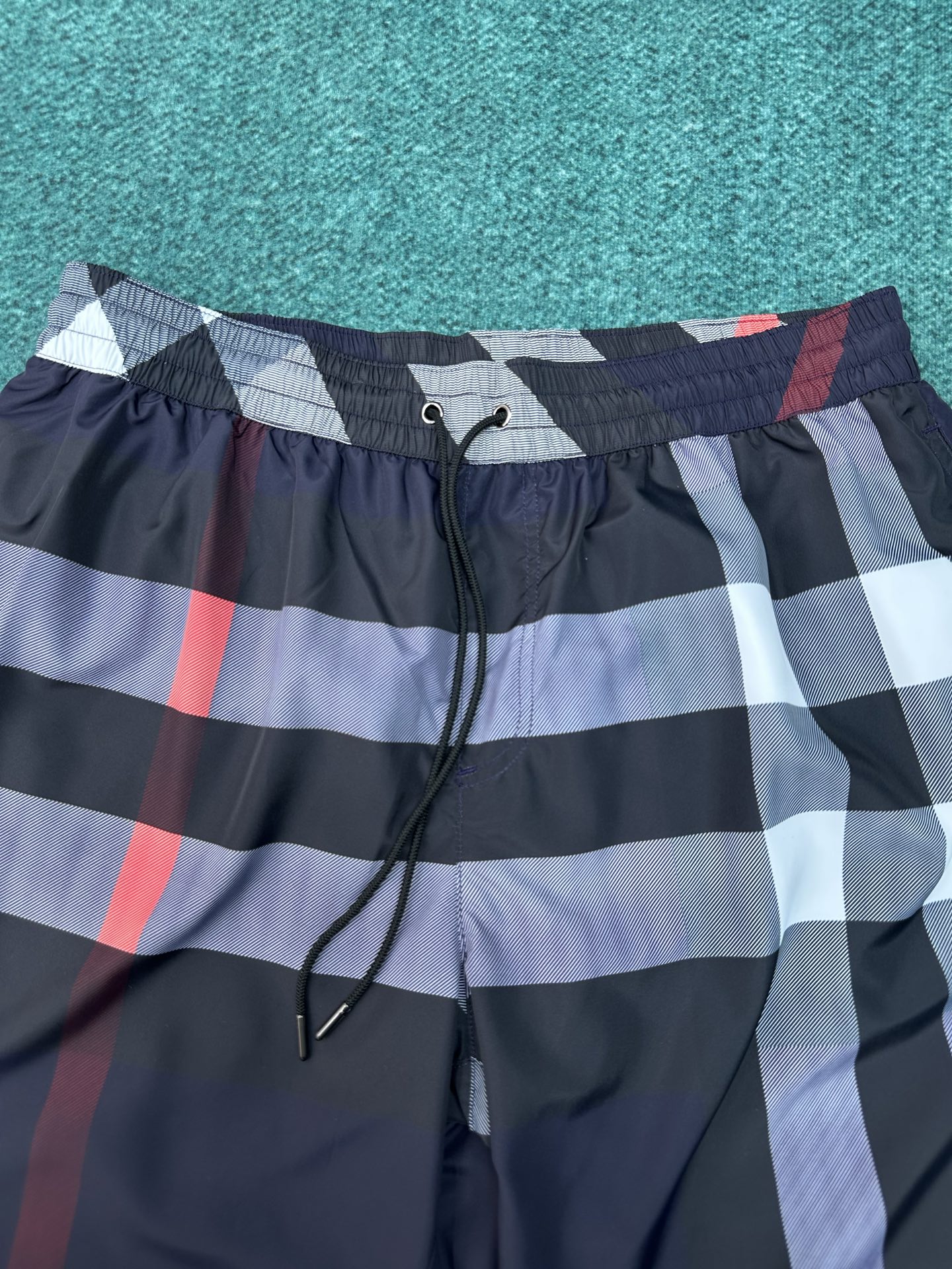 Burberry 巴宝莉 26ss 新款抽绳式游泳裤，装饰精纺 Burberry 格纹。呈现休闲版型，搭配网眼内衬