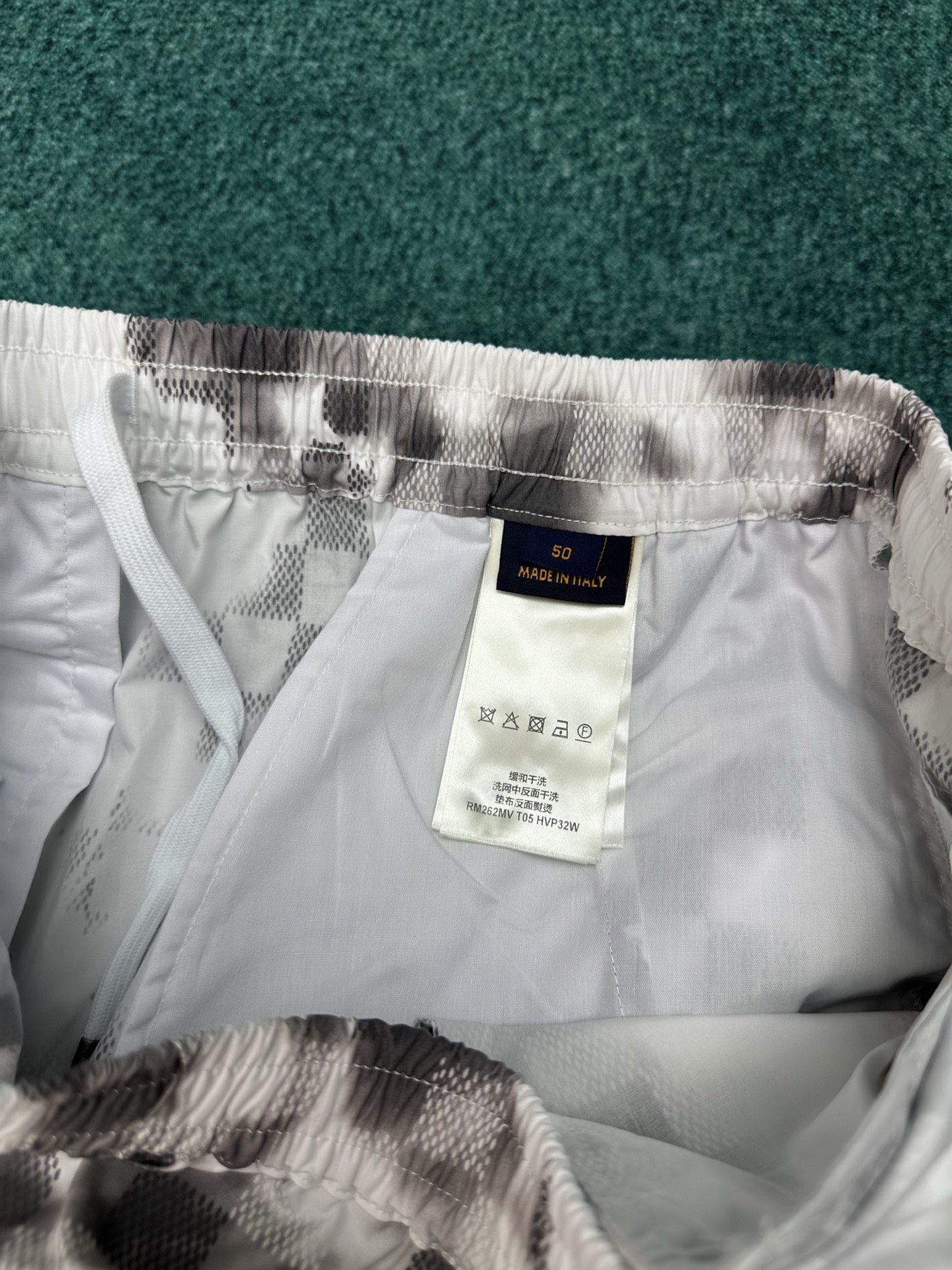 Louis Vuitton 驴家 26ss 新款春夏系列方格印花抽绳短裤叠印标识 高版本