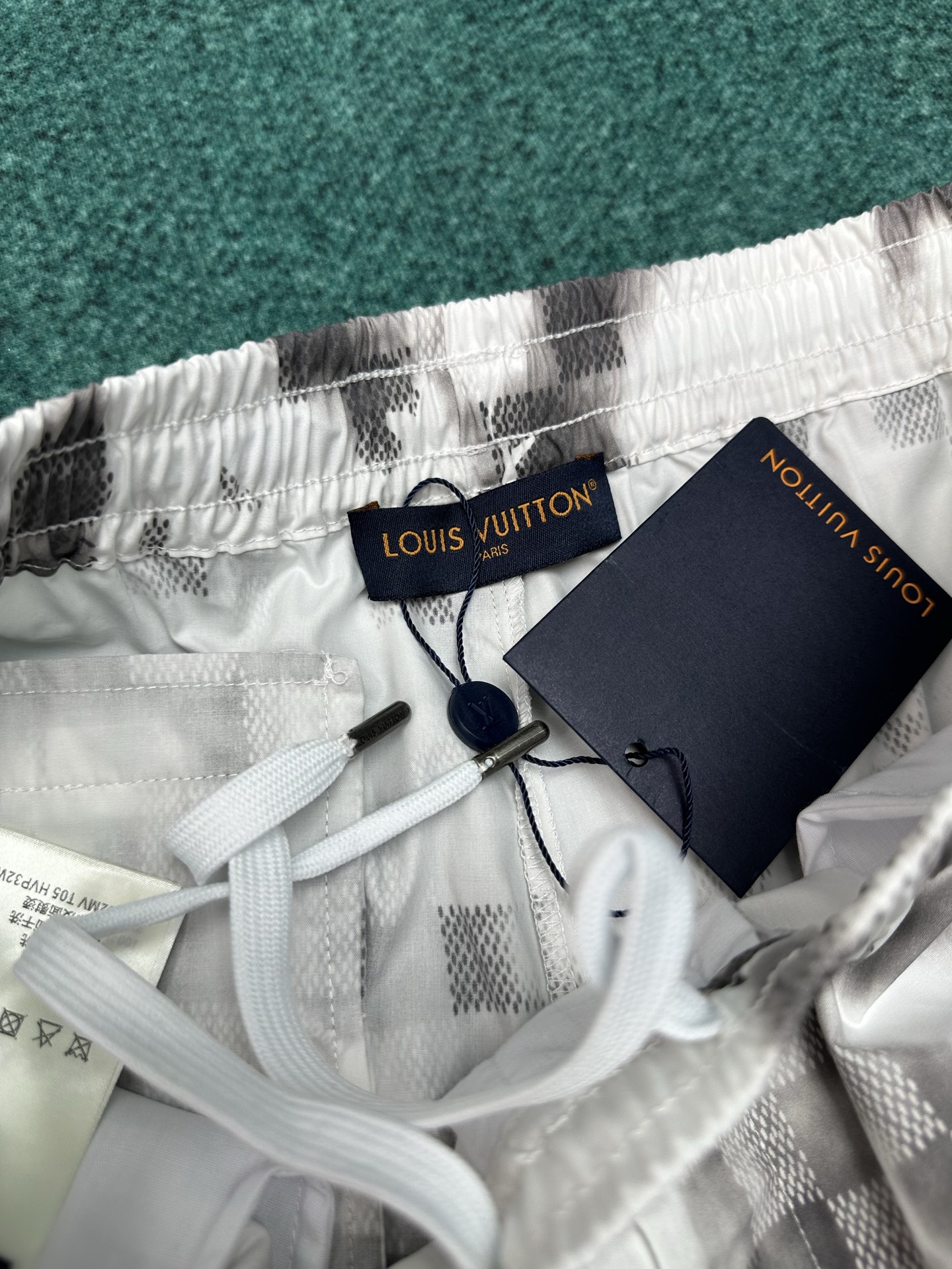 Louis Vuitton 驴家 26ss 新款春夏系列方格印花抽绳短裤叠印标识 高版本