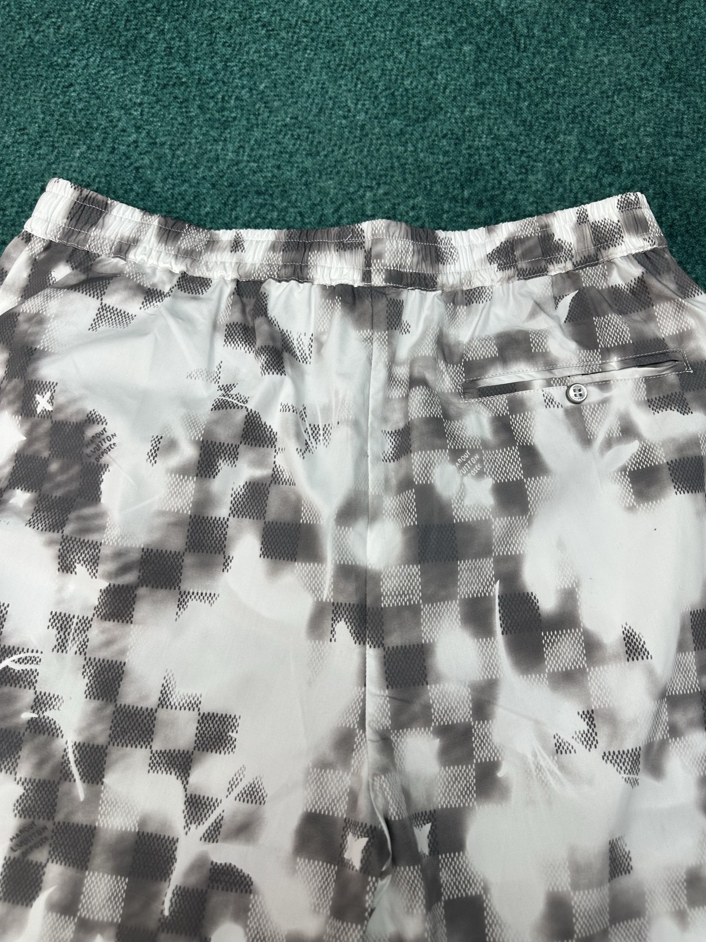 Louis Vuitton 驴家 26ss 新款春夏系列方格印花抽绳短裤叠印标识 高版本