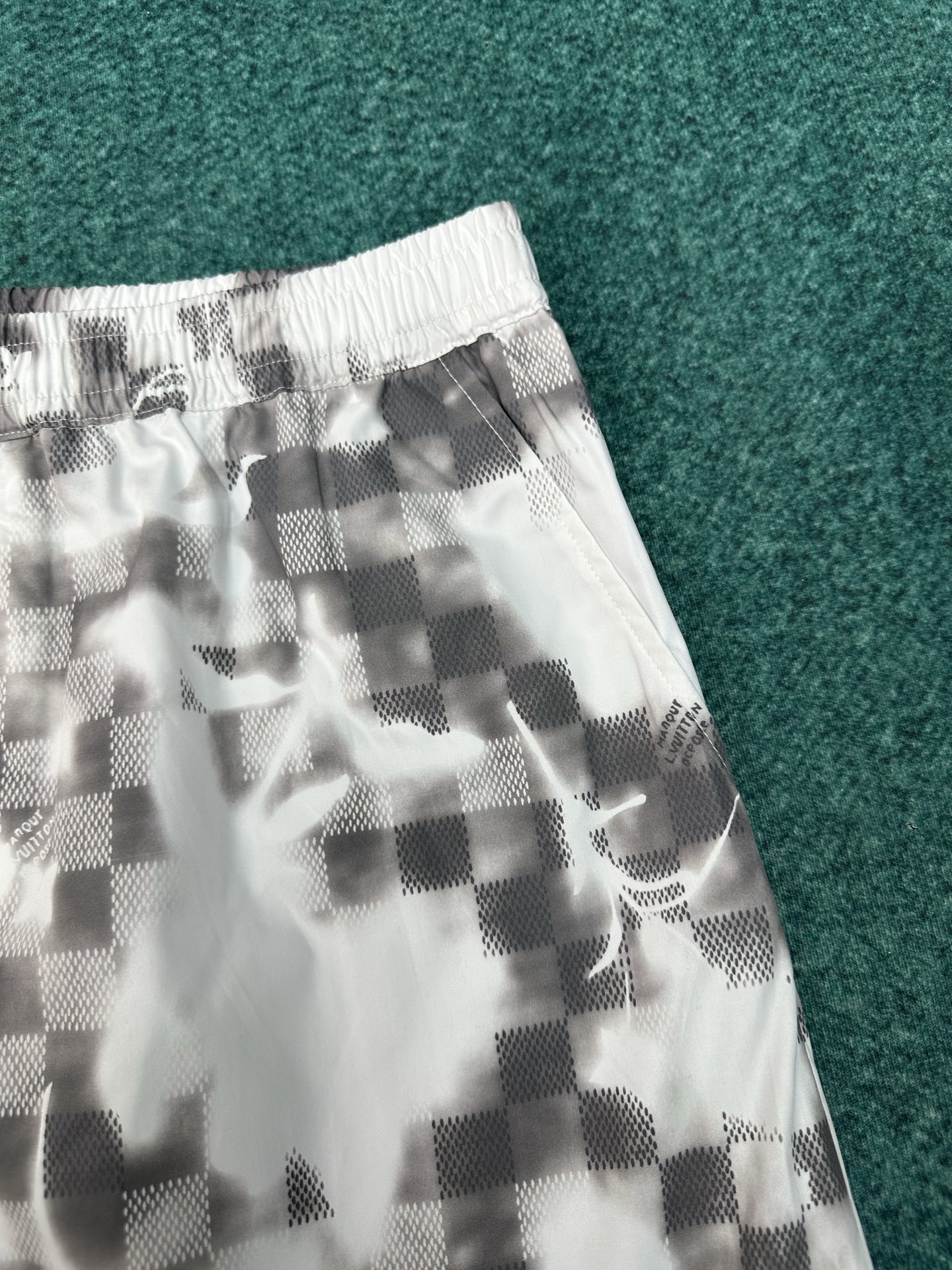 Louis Vuitton 驴家 26ss 新款春夏系列方格印花抽绳短裤叠印标识 高版本