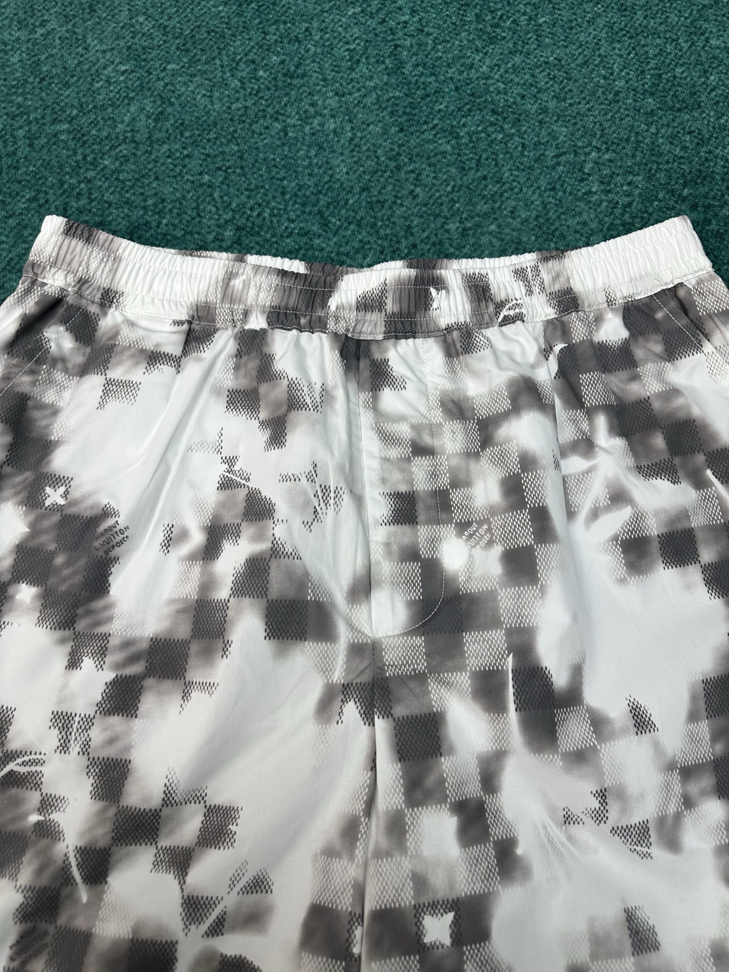 Louis Vuitton 驴家 26ss 新款春夏系列方格印花抽绳短裤叠印标识 高版本