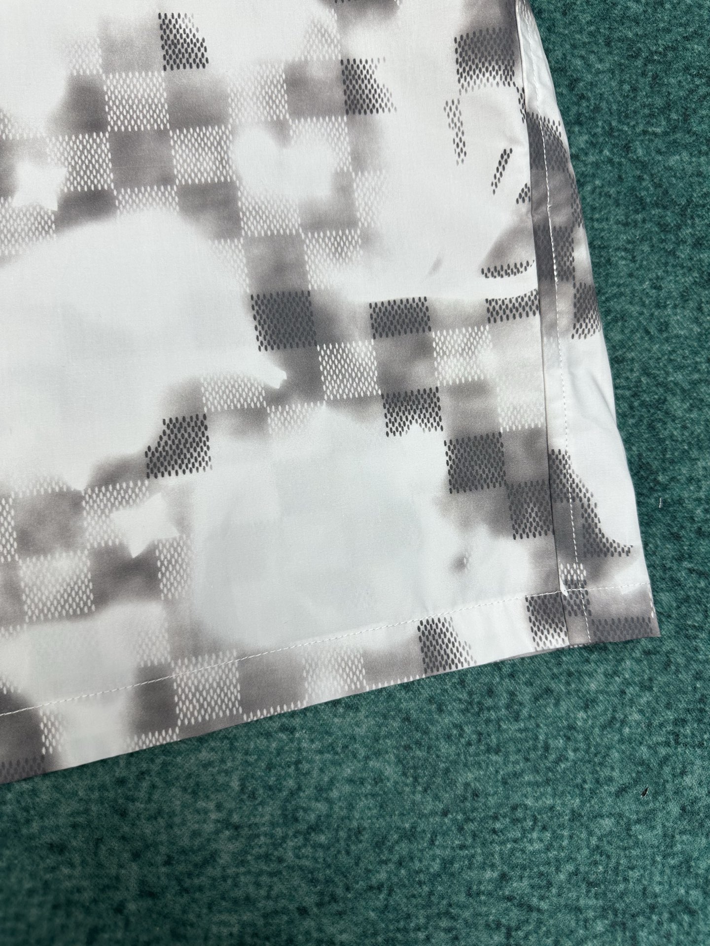 Louis Vuitton 驴家 26ss 新款春季系列方格印花短袖叠印标识衬衫T恤短袖，高版本