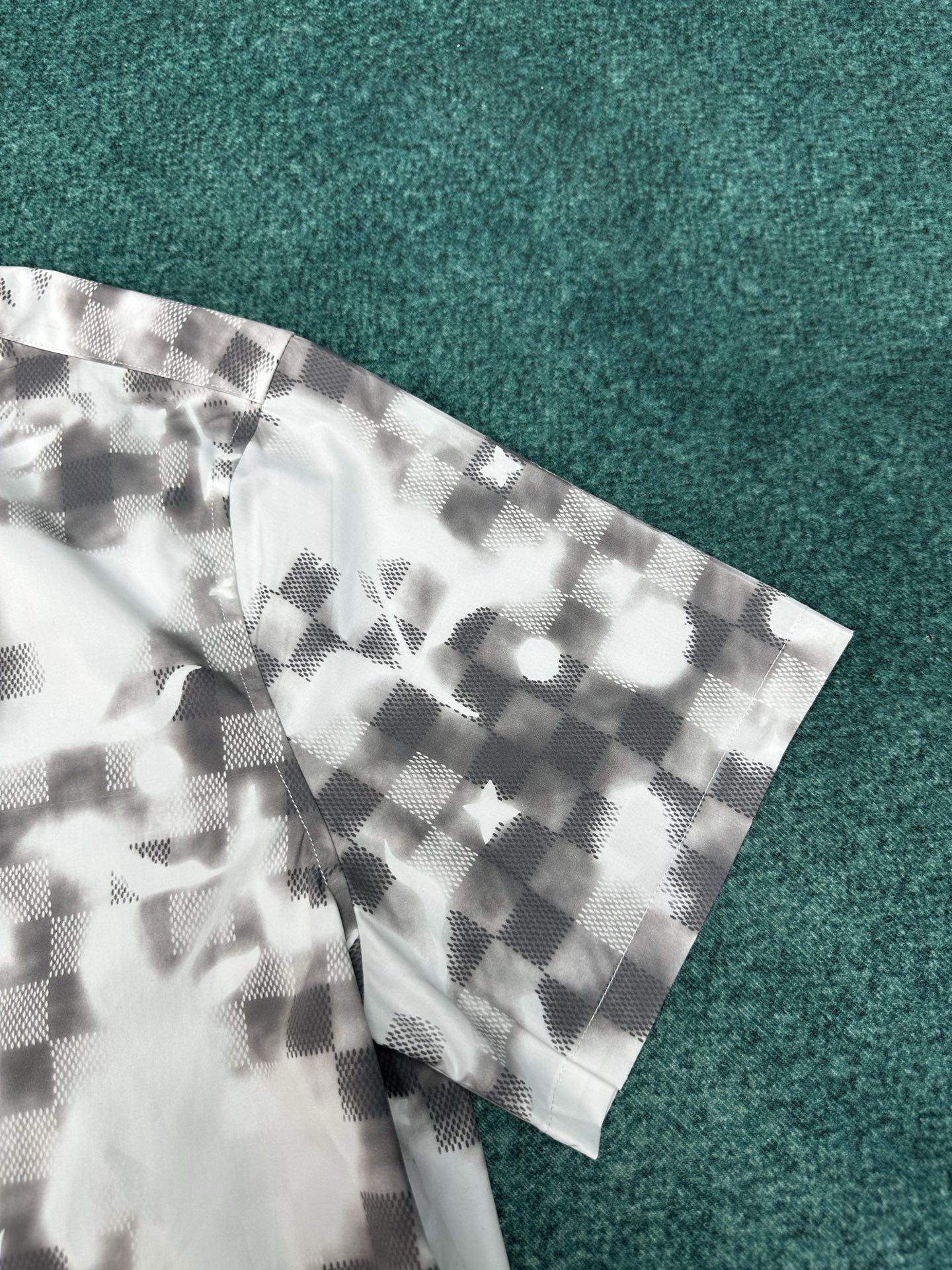 Louis Vuitton 驴家 26ss 新款春季系列方格印花短袖叠印标识衬衫T恤短袖，高版本