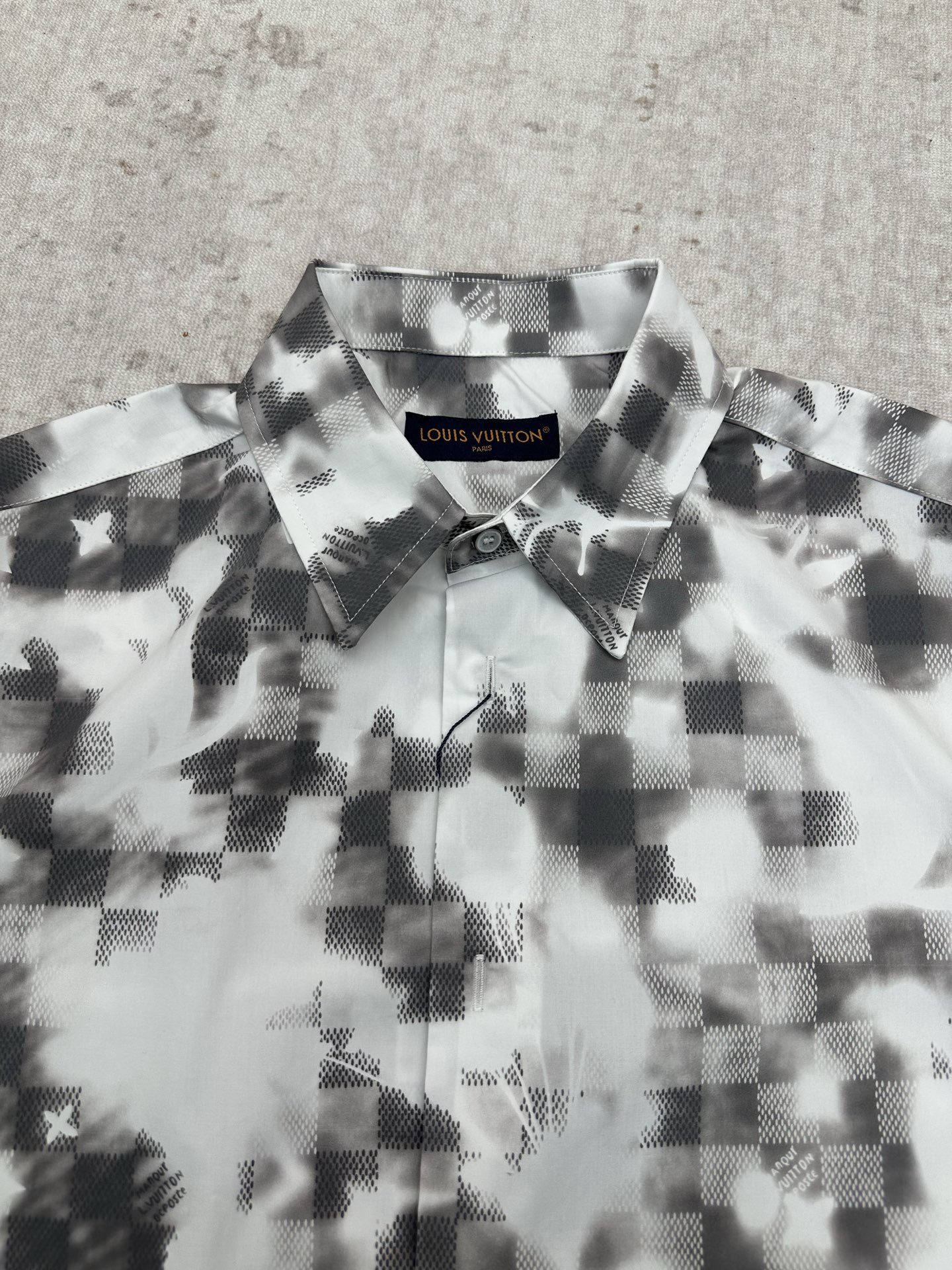 Louis Vuitton 驴家 26ss 新款春季系列印花短袖叠印标识衬衫T恤短袖，高版本