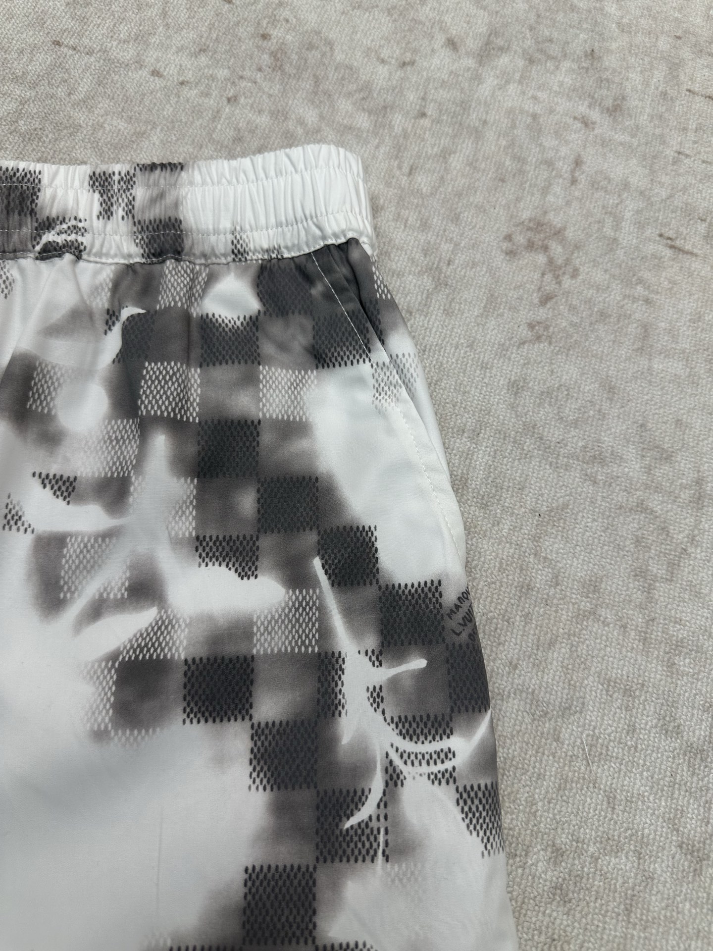 Louis Vuitton 驴家 26ss 新款春夏系列方格印花抽绳短裤叠印标识 高版本