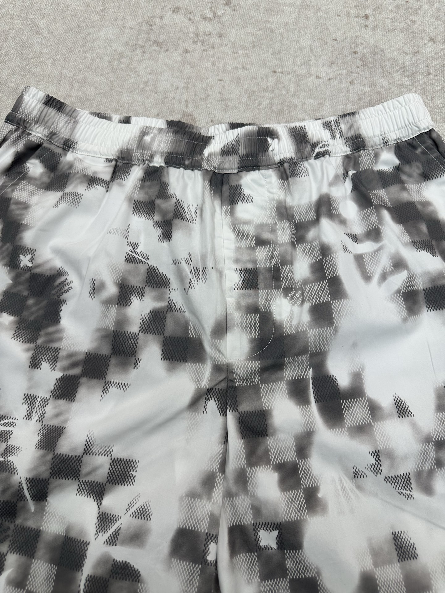 Louis Vuitton 驴家 26ss 新款春夏系列方格印花抽绳短裤叠印标识 高版本