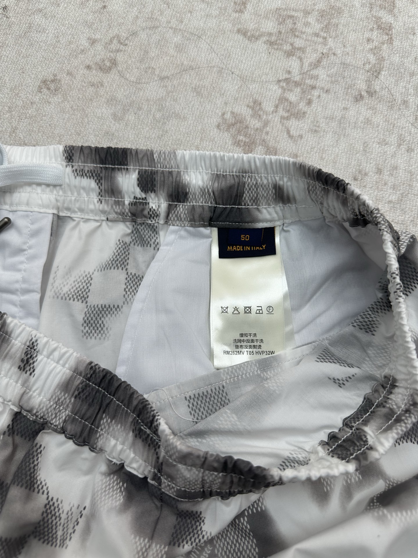 Louis Vuitton 驴家 26ss 新款春夏系列方格印花抽绳短裤叠印标识 高版本