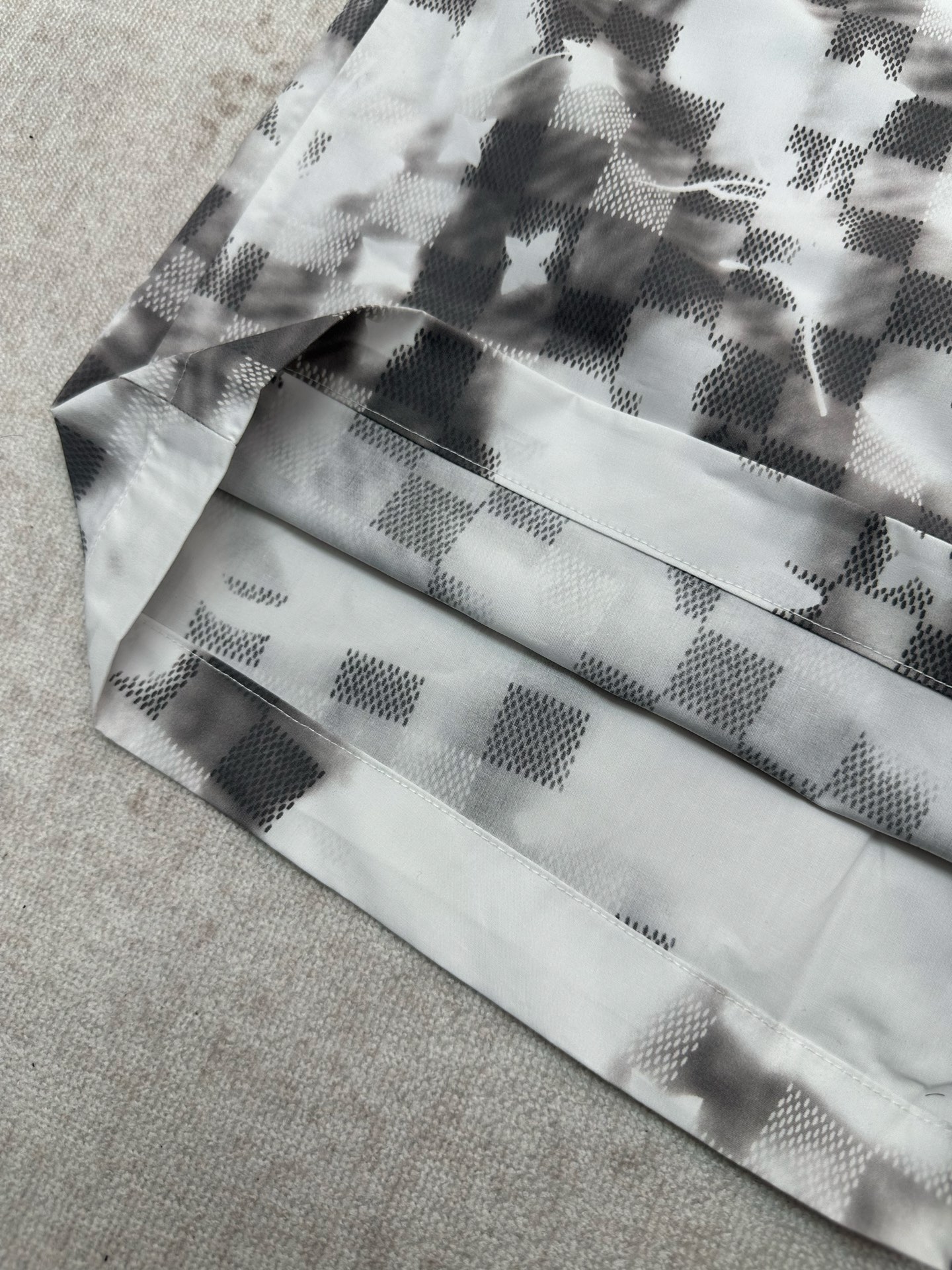 Louis Vuitton 驴家 26ss 新款春夏系列方格印花抽绳短裤叠印标识 高版本