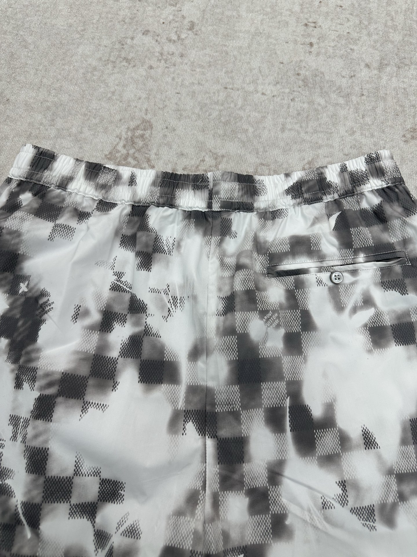 Louis Vuitton 驴家 26ss 新款春夏系列方格印花抽绳短裤叠印标识 高版本