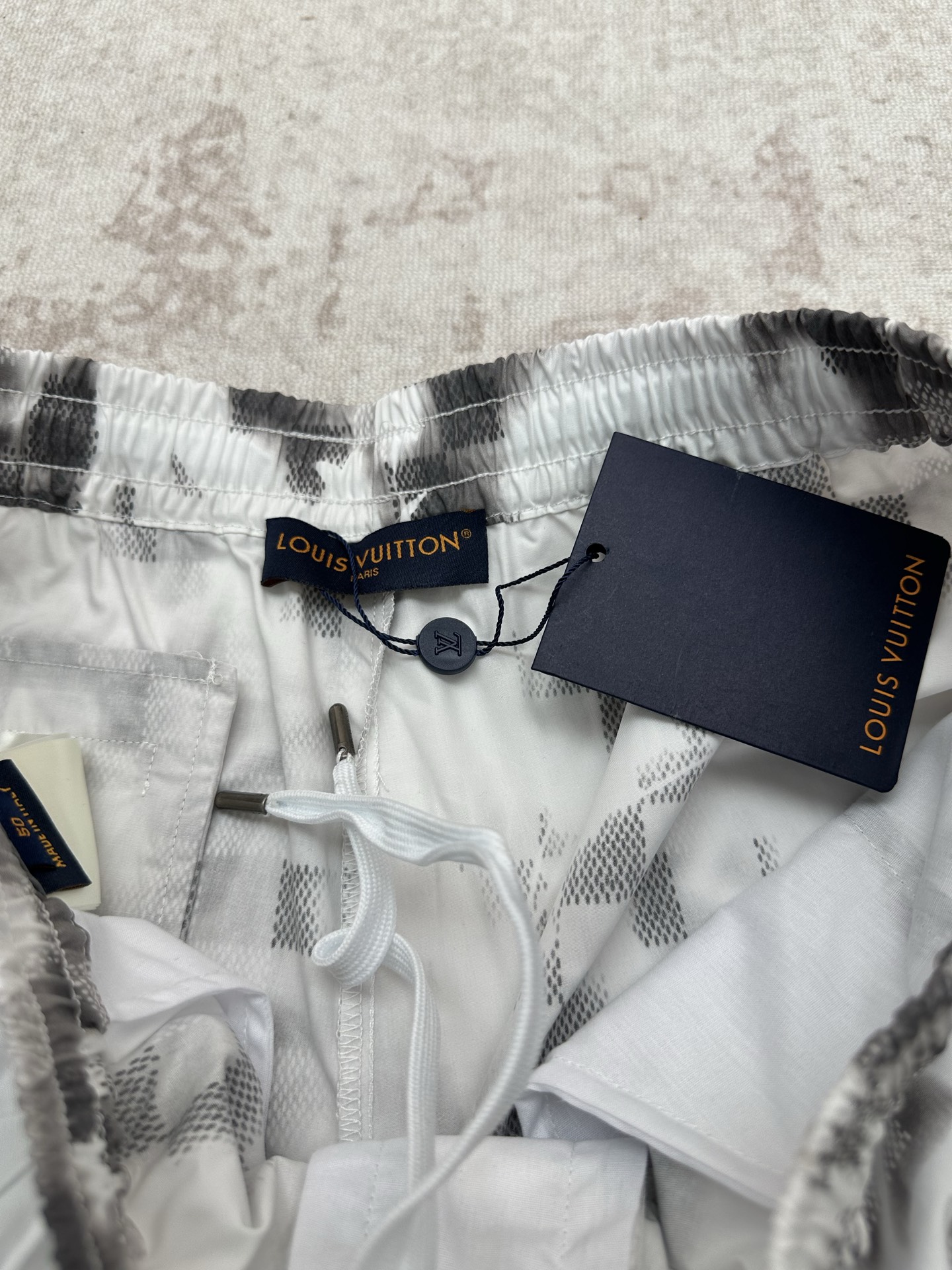 Louis Vuitton 驴家 26ss 新款春夏系列方格印花抽绳短裤叠印标识 高版本