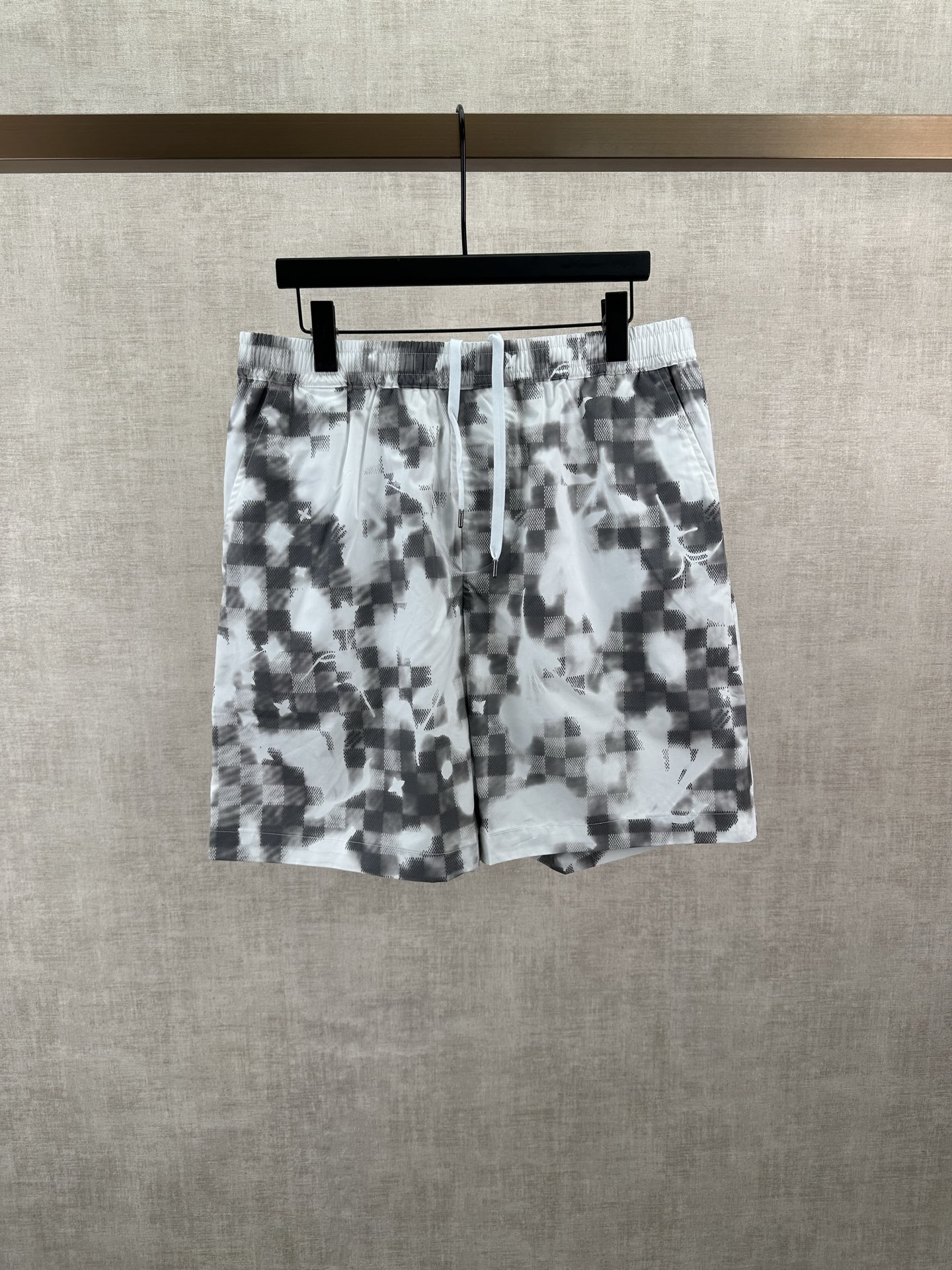 Louis Vuitton 驴家 26ss 新款春夏系列方格印花抽绳短裤叠印标识 高版本
