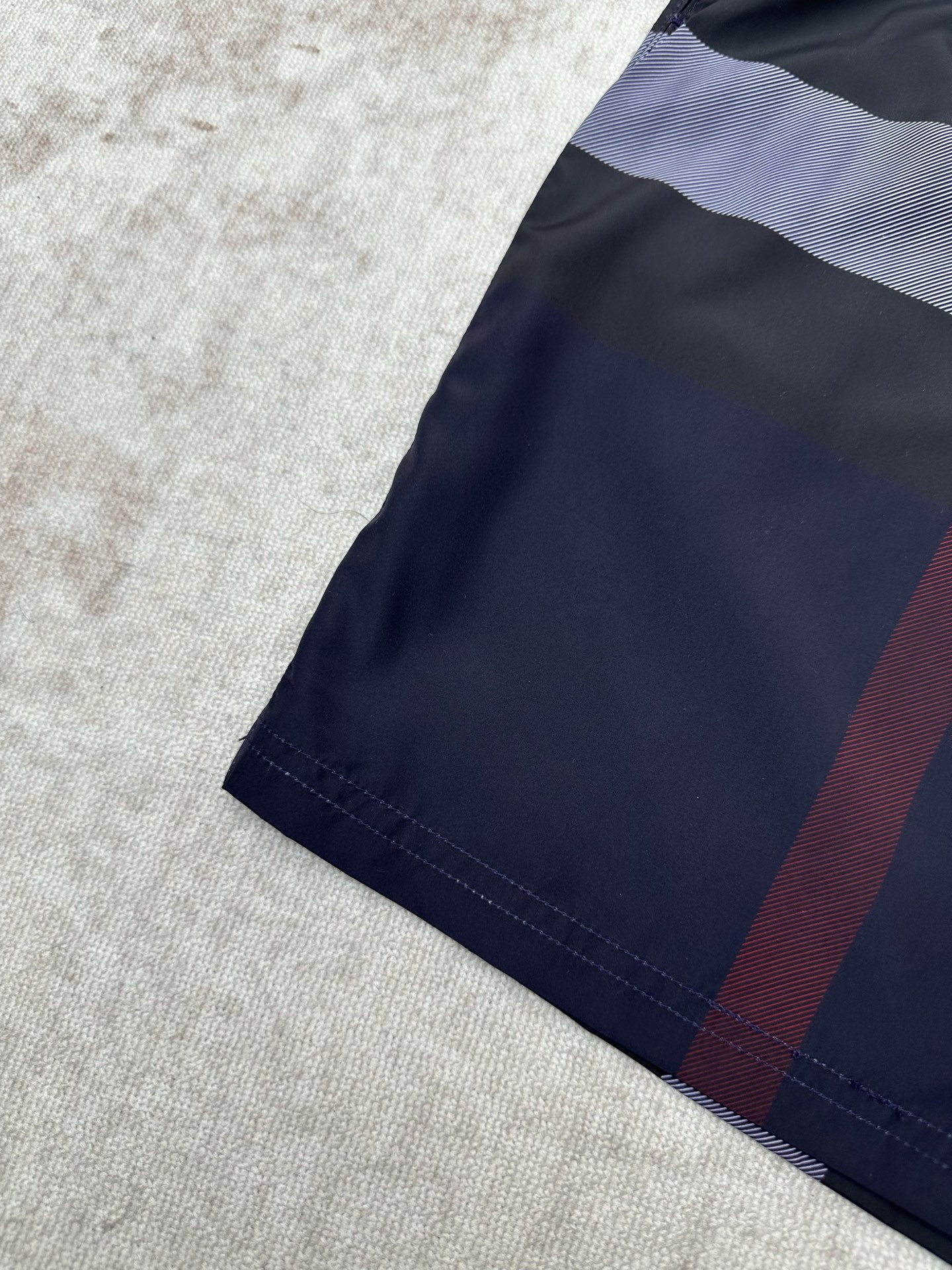 Burberry 巴宝莉 26ss 新款抽绳式游泳裤，装饰精纺 Burberry 格纹。呈现休闲版型，搭配网眼内衬