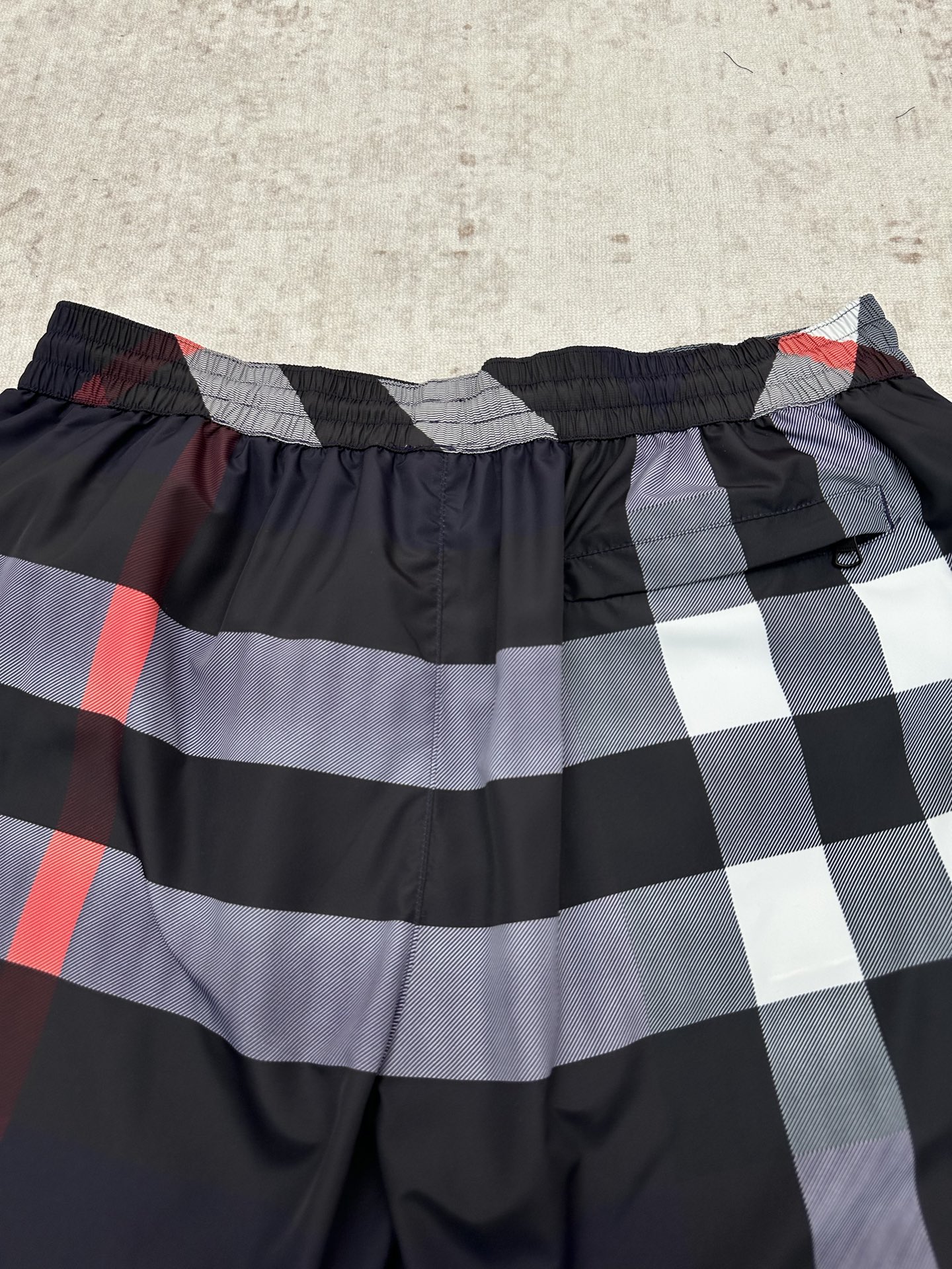 Burberry 巴宝莉 26ss 新款抽绳式游泳裤，装饰精纺 Burberry 格纹。呈现休闲版型，搭配网眼内衬