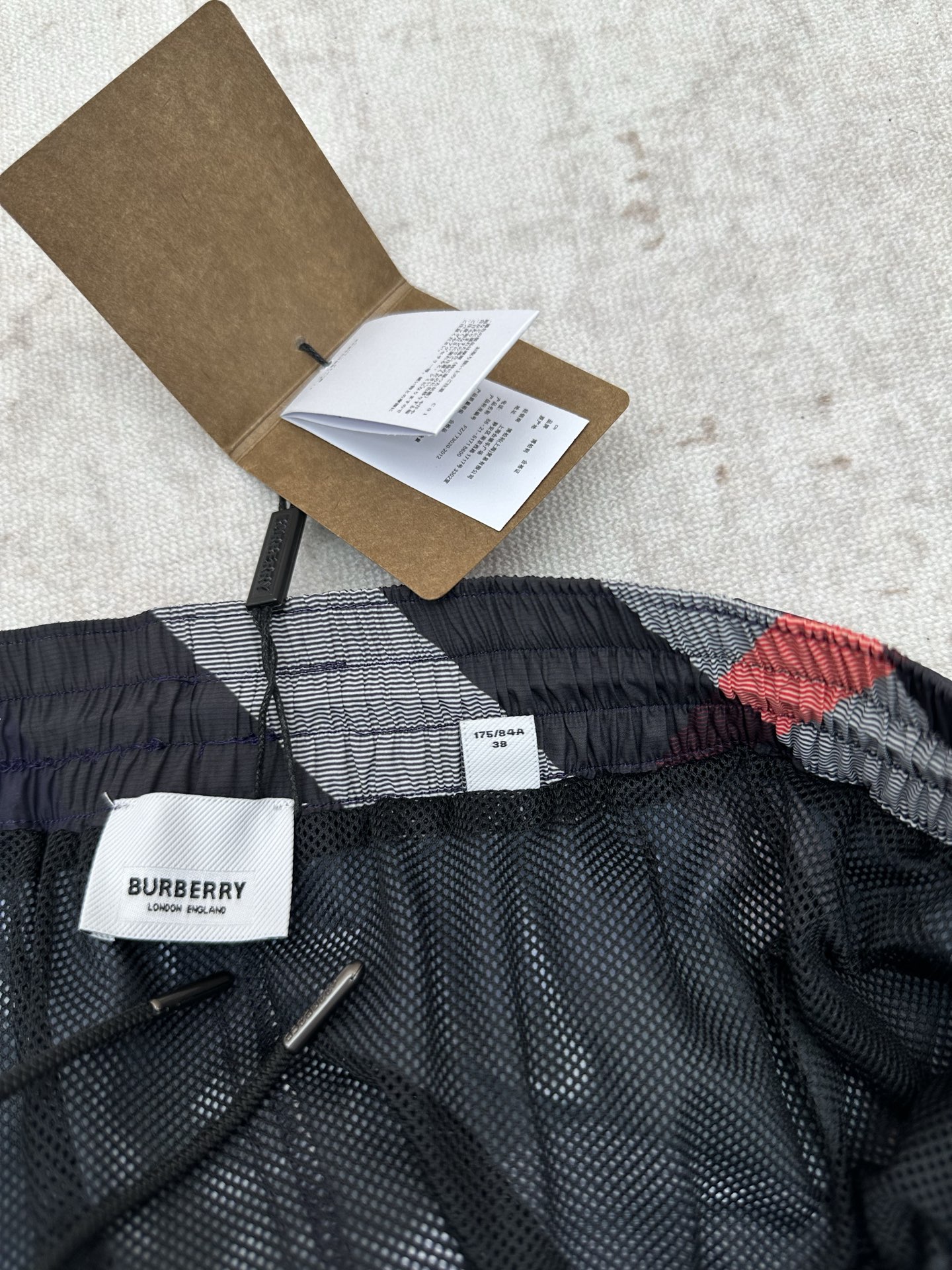 Burberry 巴宝莉 26ss 新款抽绳式游泳裤，装饰精纺 Burberry 格纹。呈现休闲版型，搭配网眼内衬